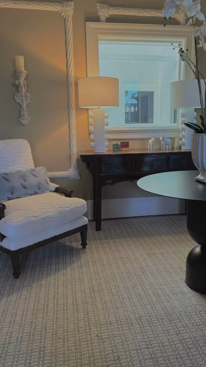 This remarkable upholstery makes for a cozy and elegant entry space!🏠✨

#interiordesign #interiordesigner #leointeriors #instagood #interiors #like #modernarchitecture #homedesign #interiorstyling #viral #cozyhome #reupholstery #denverdesign #astheticallypleasing