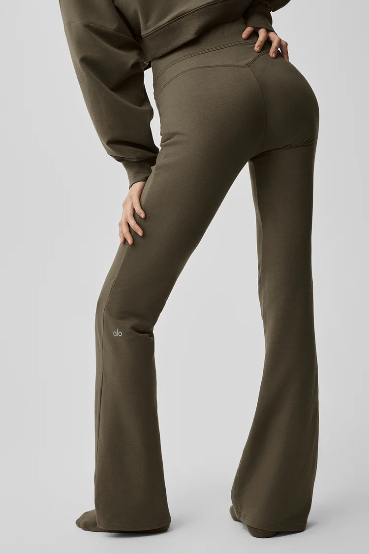 Model is 5'9.5” wearing SModel is 5'9.5” wearing SWearing Size SmallModel is 5'9.5”, with a... | Alo Yoga (US)