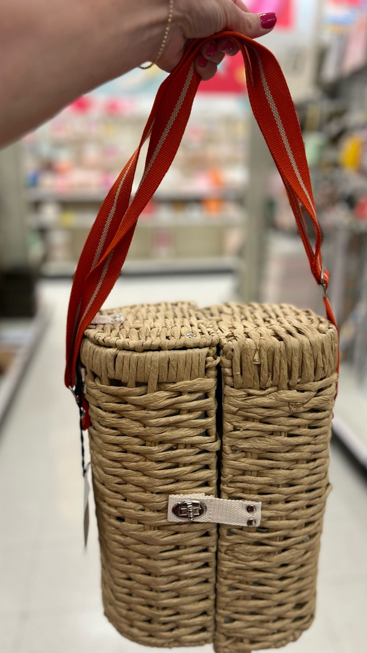 This picnic wine (soda, iced tea, cold brew etc) insulated cooler & carrier is perfect for a beach or park outing.  Comes with two wine outdoor wine glasses & napkins.



#LTKTravel #LTKSeasonal #LTKFindsUnder50