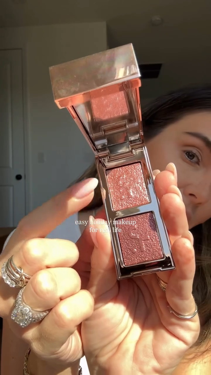 The easiest eye makeup you’ll ever do 💫 I wanted to show this baby wing with a black gel liner (and how it looks in the daytime) 

@patricktabeauty & @thebkbeauty are having Black Friday sales on their websites rn! 

Products 
@diorbeauty Dior forever jumbo bronzer in 20 medium matte 
@patricktabeauty Patrick ta eyeshadow duo in slow burn 
@kosas black gel eyeliner 
@lancomeofficial mascara

#LTKBeauty #LTKgrwm #LTKHoliday