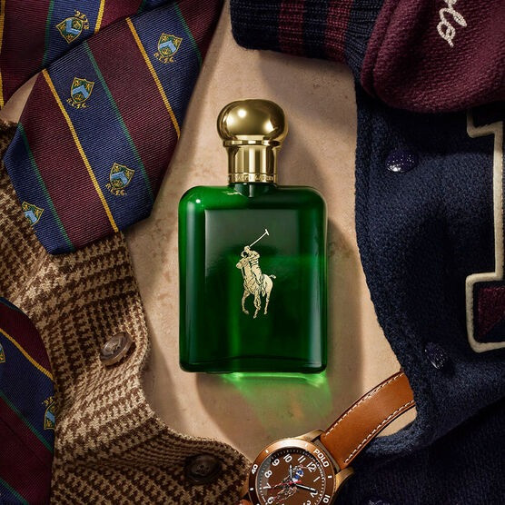A coleção das cores de perfume de Polo Ralph Lauren existe desde 1978, quando foi o lançamento do frasco verde, sem derivados. Já sua linha vermelha teve vários lançamentos desde 2013. Com bem menos desdobramentos que as outras, a linha Polo Black saiu em 2005. E a série azul de Ralph Lauren começou em 2003. 

 #LTKbrasil #LTKbeleza #LTKhomens