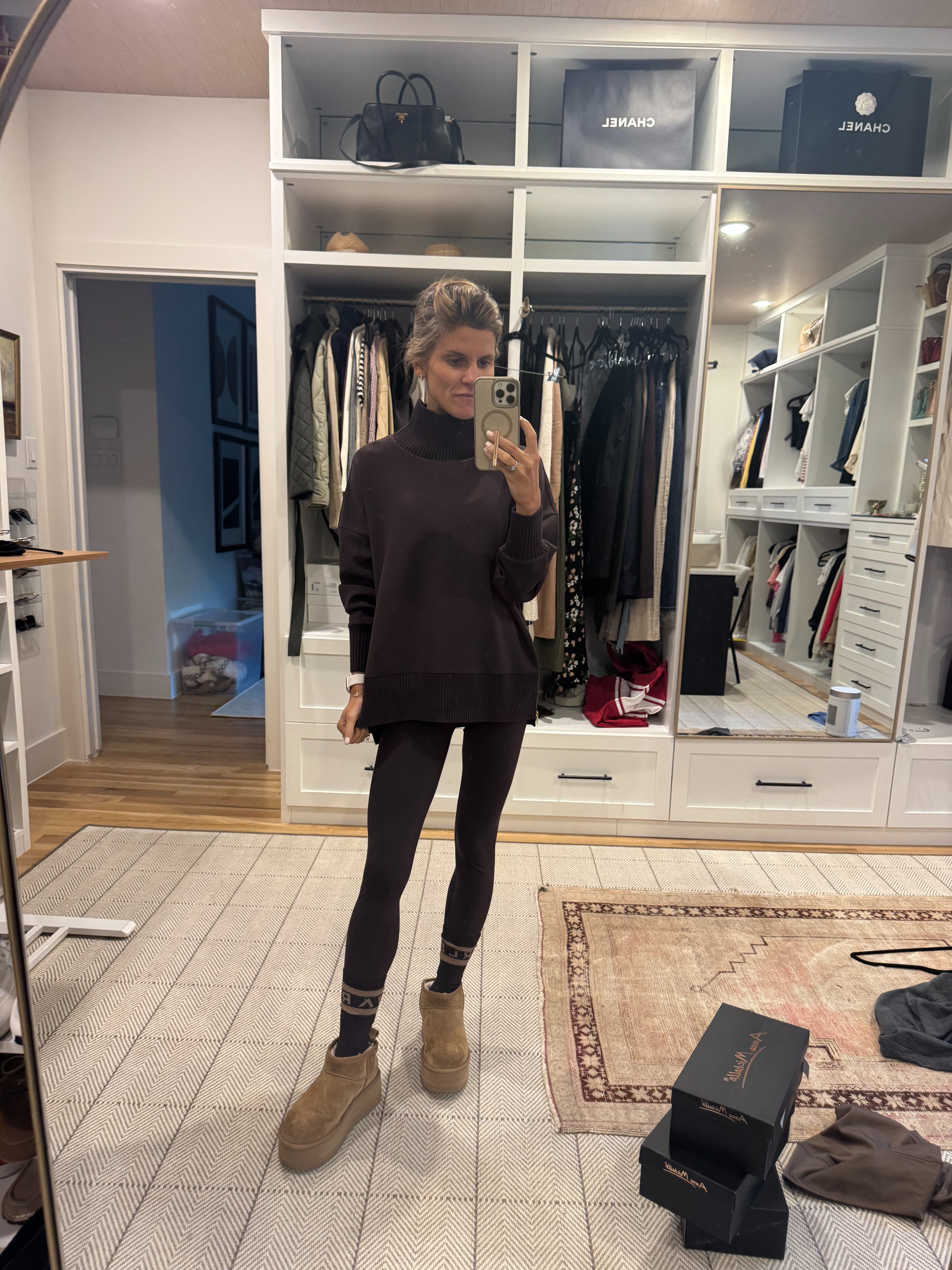 Varley Coffee Bean set - wearing XS in leggings and pullover. Wearing with ugg platform mini's 

 