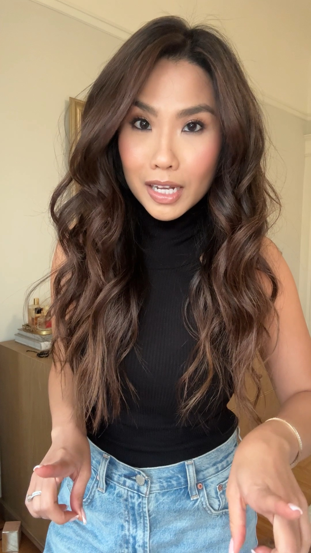 The hair finishing touch trifecta!!

Sizing:
Top - tts, wearing xs
Jeans - tts, 25 in 7 years bleu taboo 