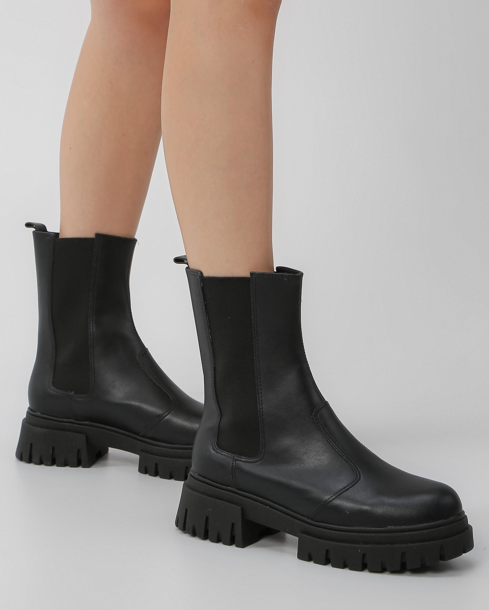 Bota feminina Chelsea salto médio tratorada preta | Riachuelo | Riachuelo (BR)