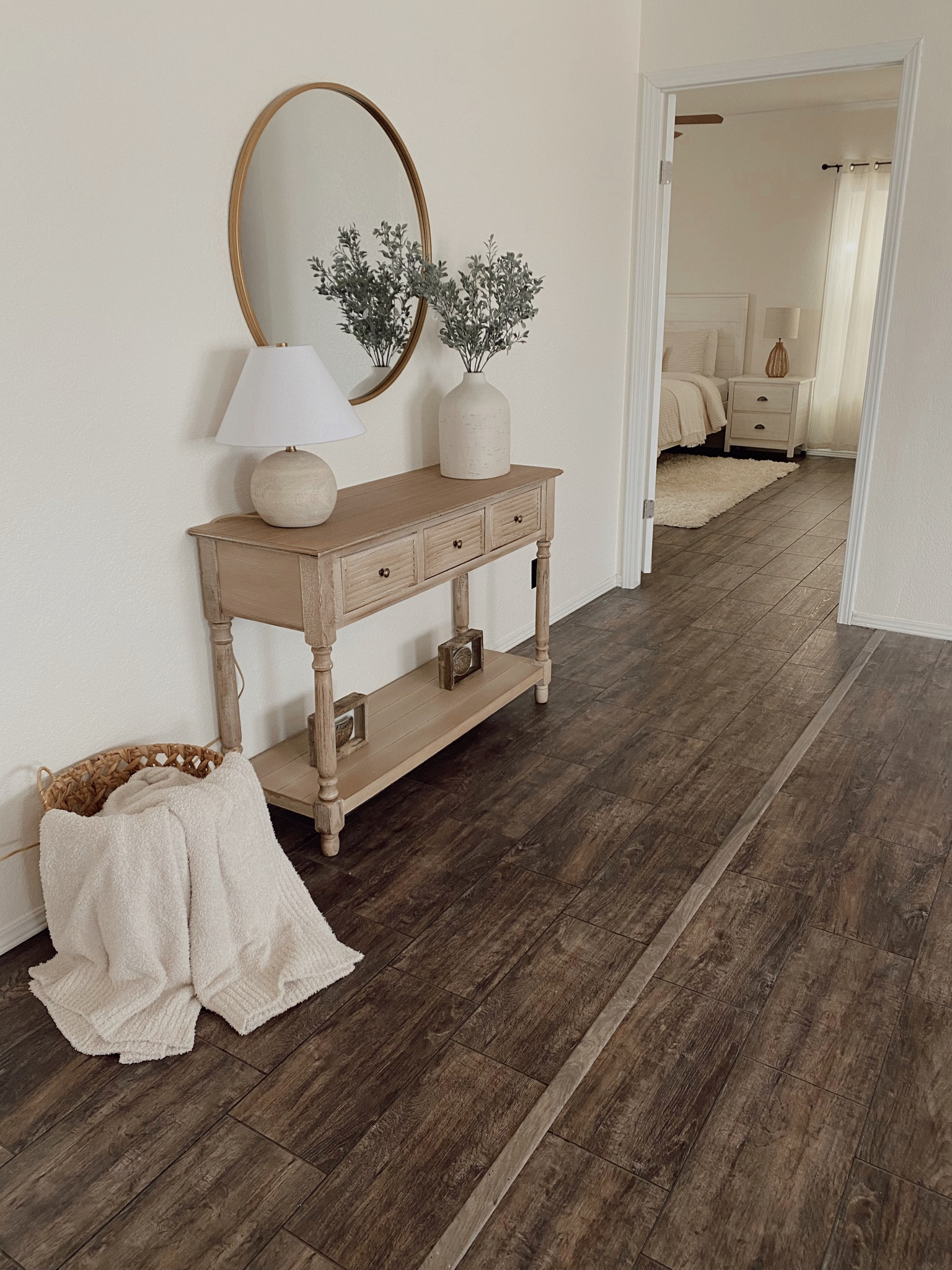 Console table decor

#decor #consoletable #ltk #ltkhome #home #affordabledecor #homeinspo #decorideas #walmart #target #walmart #targetfinds

#LTKFind #LTKhome #LTKSeasonal