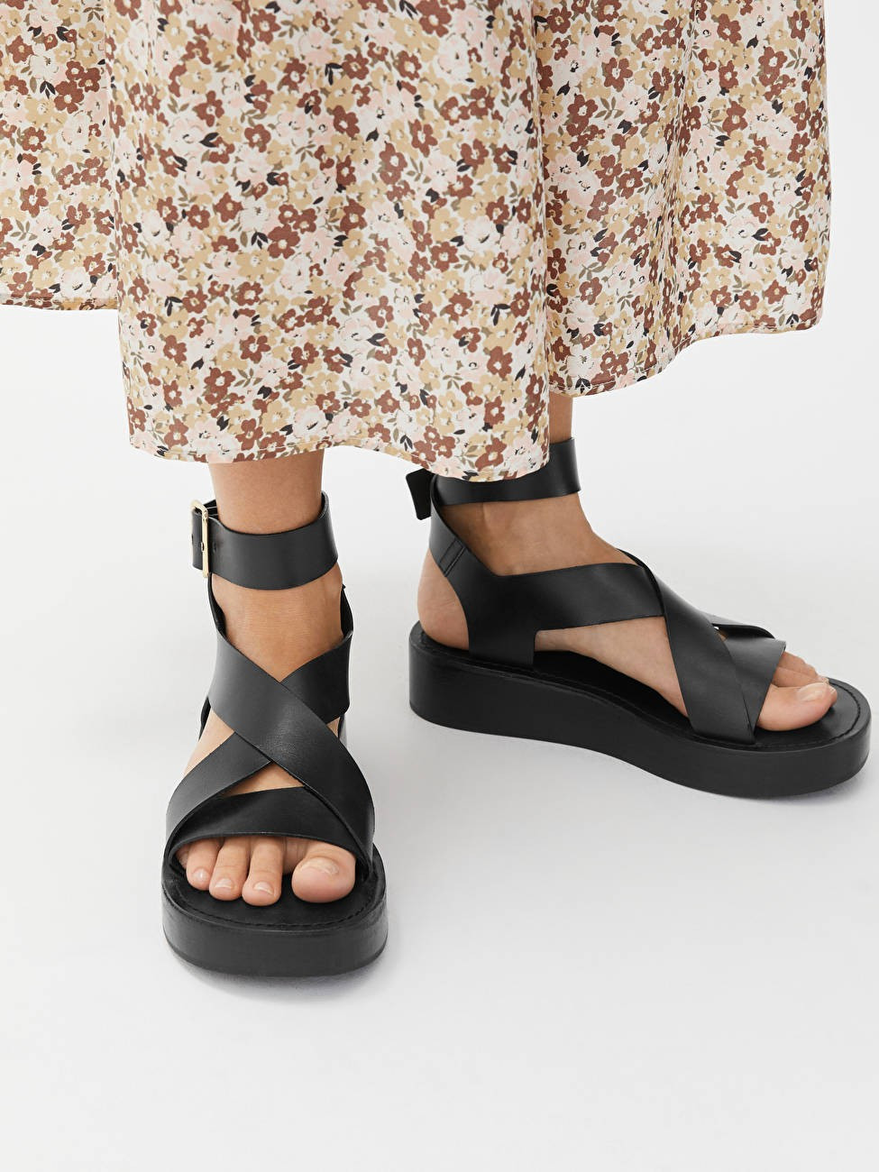 Sandalen mit Lederriemchen
            
           	150 € | ARKET (EU)