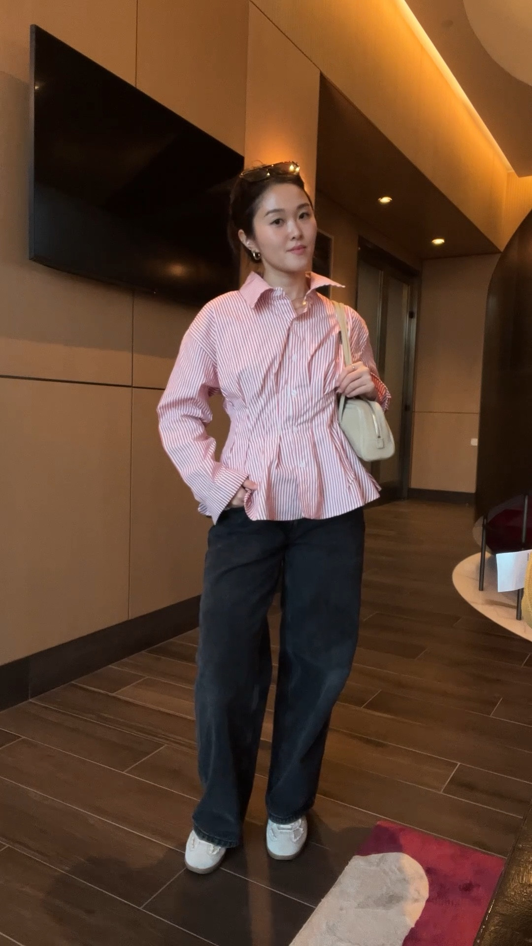 Top: SHEIN
Jeans: Princess Polly
Shoes: Alohas
Bag: MargeSher Wood


#LTKHoliday #LTKCyberWeek #LTKPetite