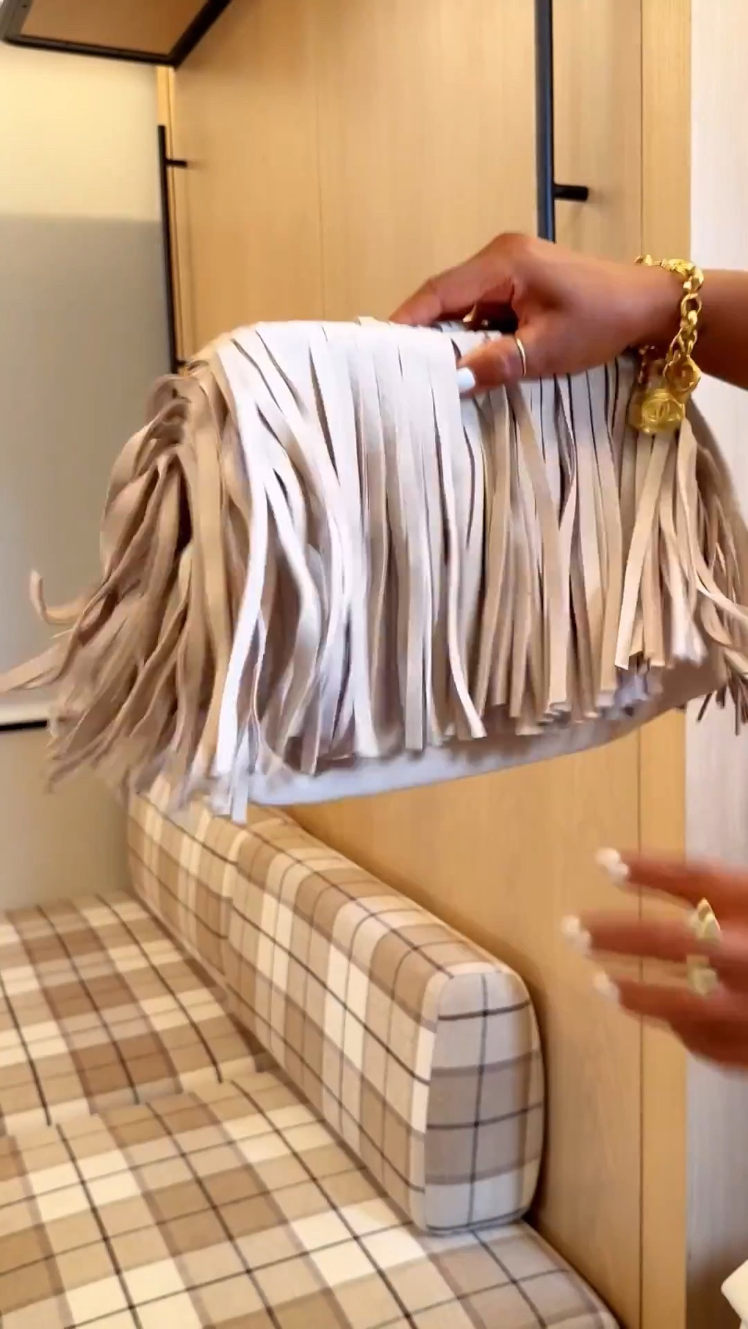 Oh baby, if it’s fringe?! I want it! The quality of this bag is amazing, and it’s fits so much — one of my favorite purchases this season.

What’s yours??
•
•
•
#OversizedClutch #FringeClutch #StatementAccessory #GrownWomanStyle #BoldAccessories #WinterFashion #EffortlessChic #xoJalonda

#LTKOver40 #LTKootd #LTKmomlife