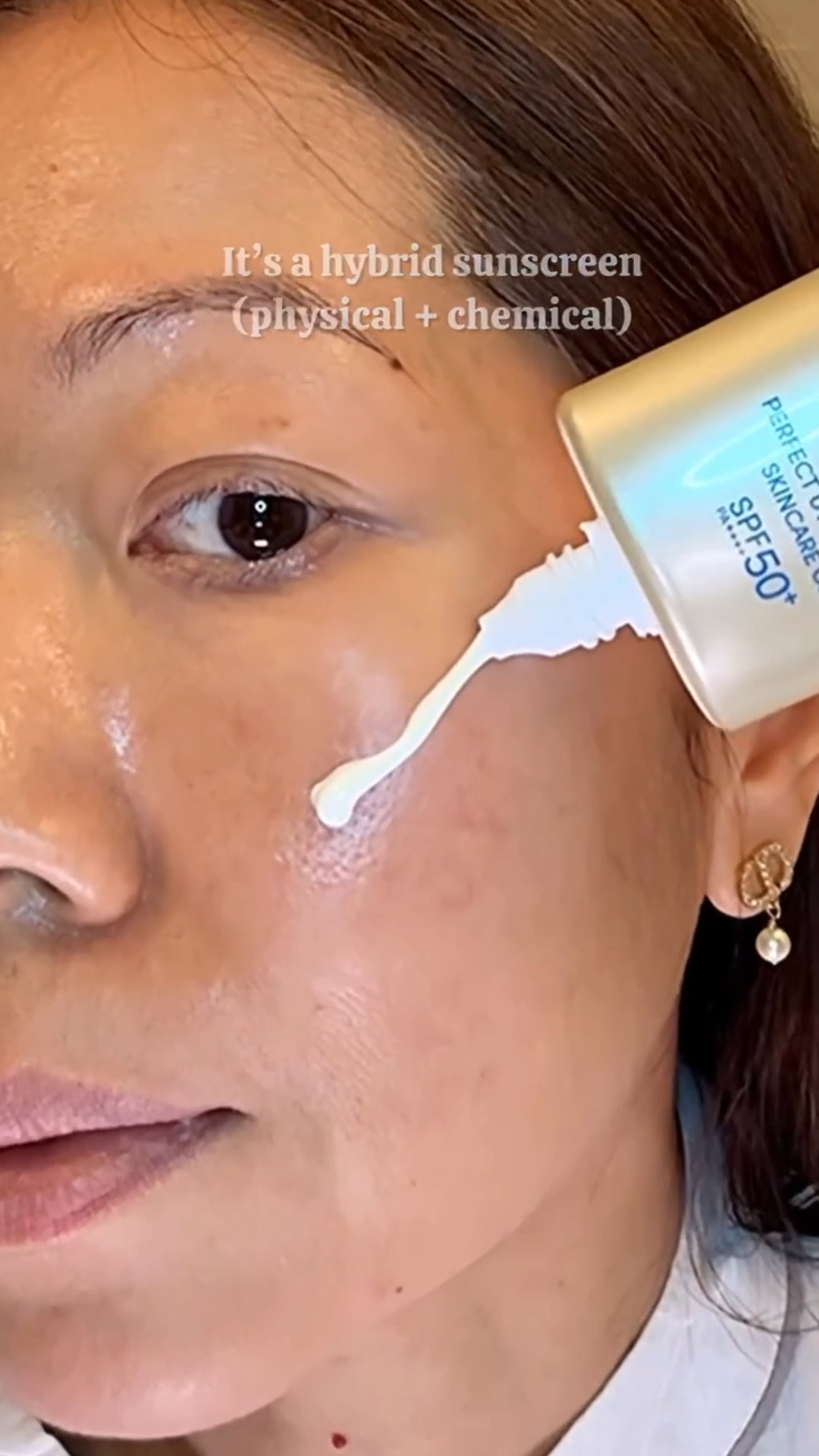 POV: Tokyo Sun but My Skin Is Glowing ☀️✨

This weather means a hydrating sunscreen is a MUST — and I never travel without this one.

✨ Shiseido Anessa Perfect UV Sunscreen Skincare Gel SPF50+ PA++++

⭐️ It’s a hybrid sunscreen (physical + chemical) with:

• Zinc Oxide & Titanium Dioxide

• Octocrylene

• Broad-spectrum protection for face & body

• Water, sweat & sebum-resistant for up to 80 minutes

💭 My thoughts:

The milky texture 🥛 glides on smoothly and blends effortlessly into my skin. It absorbs fast, feels lightweight, and stays comfortable all day.

✨ It instantly brightens my complexion and gives a natural, healthy glow with no white cast.

Perfect for normal to dry skin, and I also use it as a makeup base — no peeling under liquid or powder foundation ✨

#JapaneseSunscreen
#shiseido 
#anessa 
#jbeauty 
#spf50