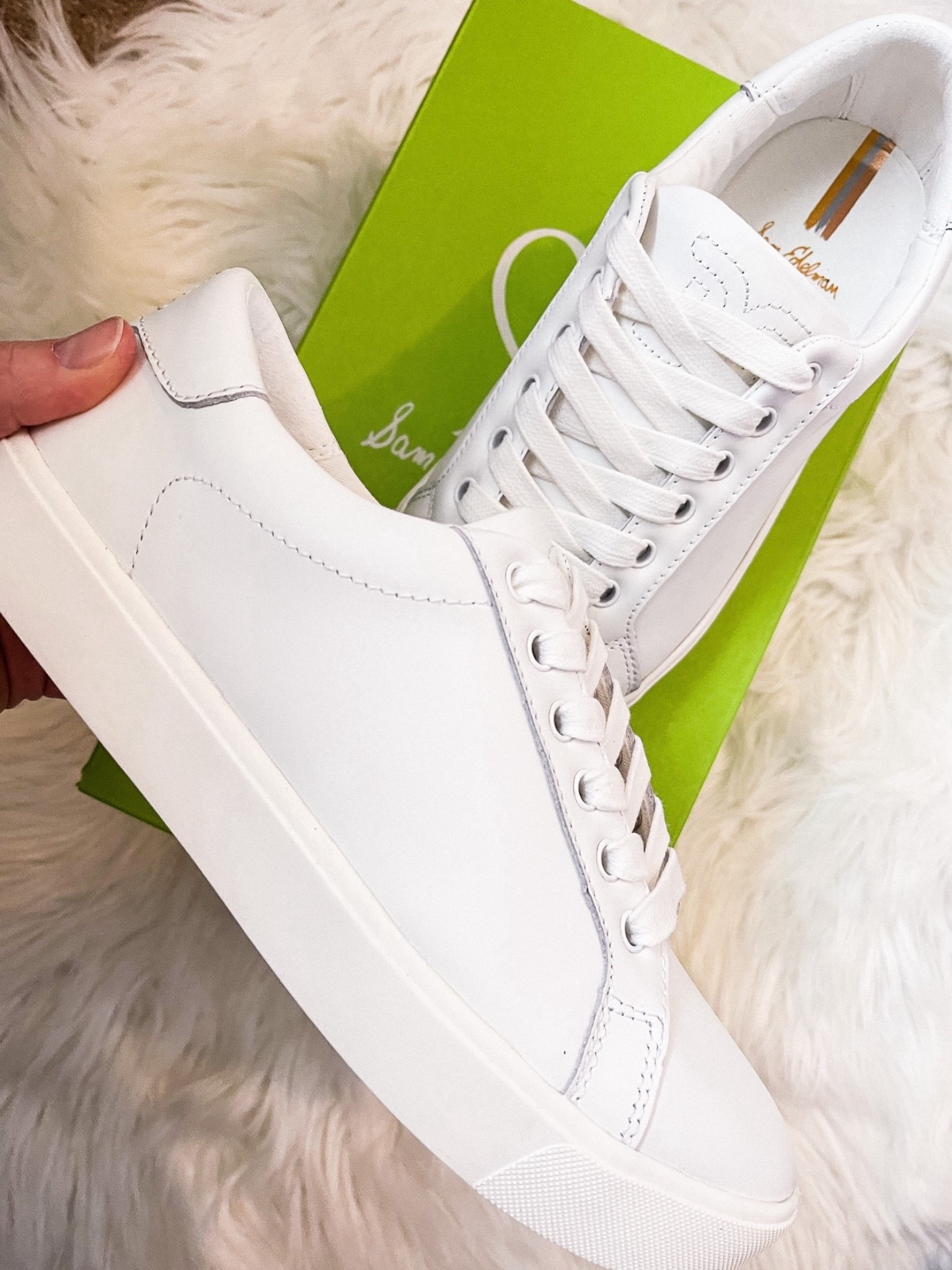 Classic white sneakers


#LTKFindsUnder100 #LTKShoeCrush