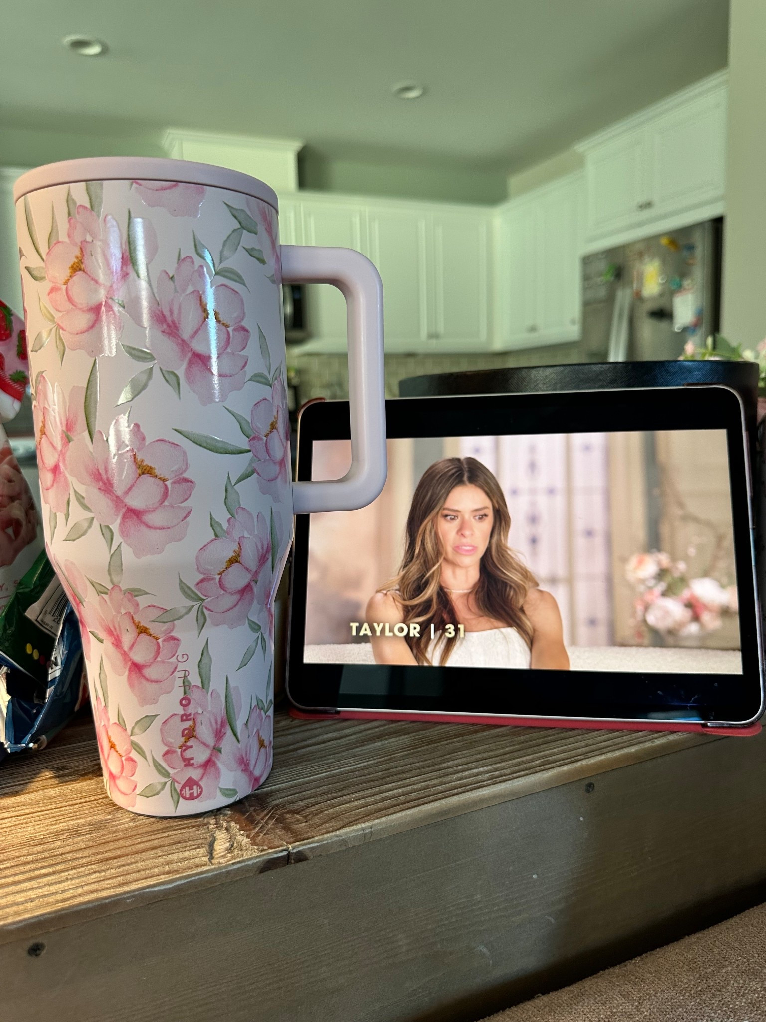 MomTok and my @hydrojug Jessica print still available 

#LTKOver40 #LTKActive #LTKSeasonal