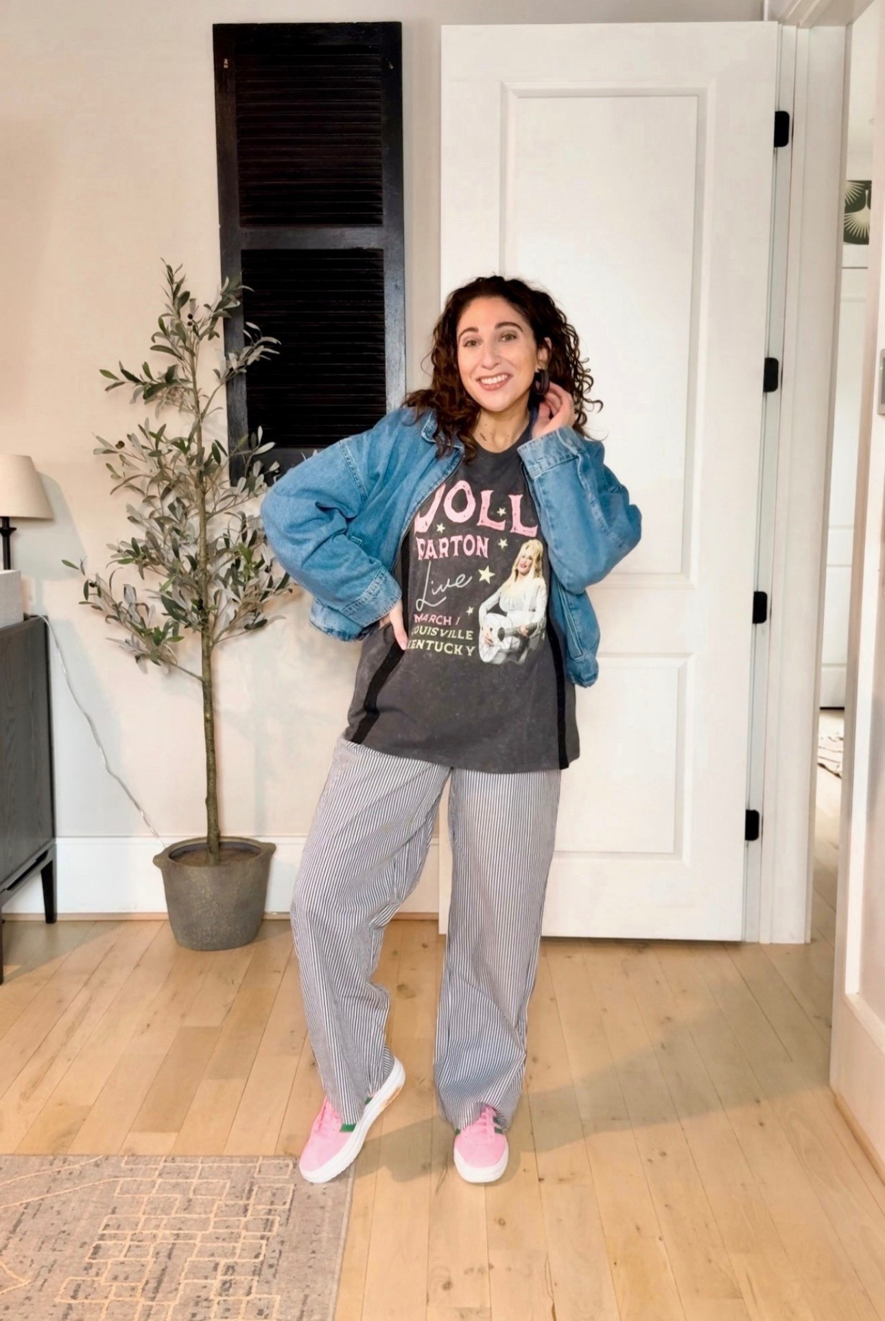 Spring outfits created with comfy clothes? Yes please! This is the perfect oversized comfy look for those bloat and “don’t want to suck it in” days! PS, I will almost always buy a tee with Dolly on it! 
Tee L (could have done M) / Pants M (could have done S - they run big!) Jean jacket L / Pink sneakers tts 