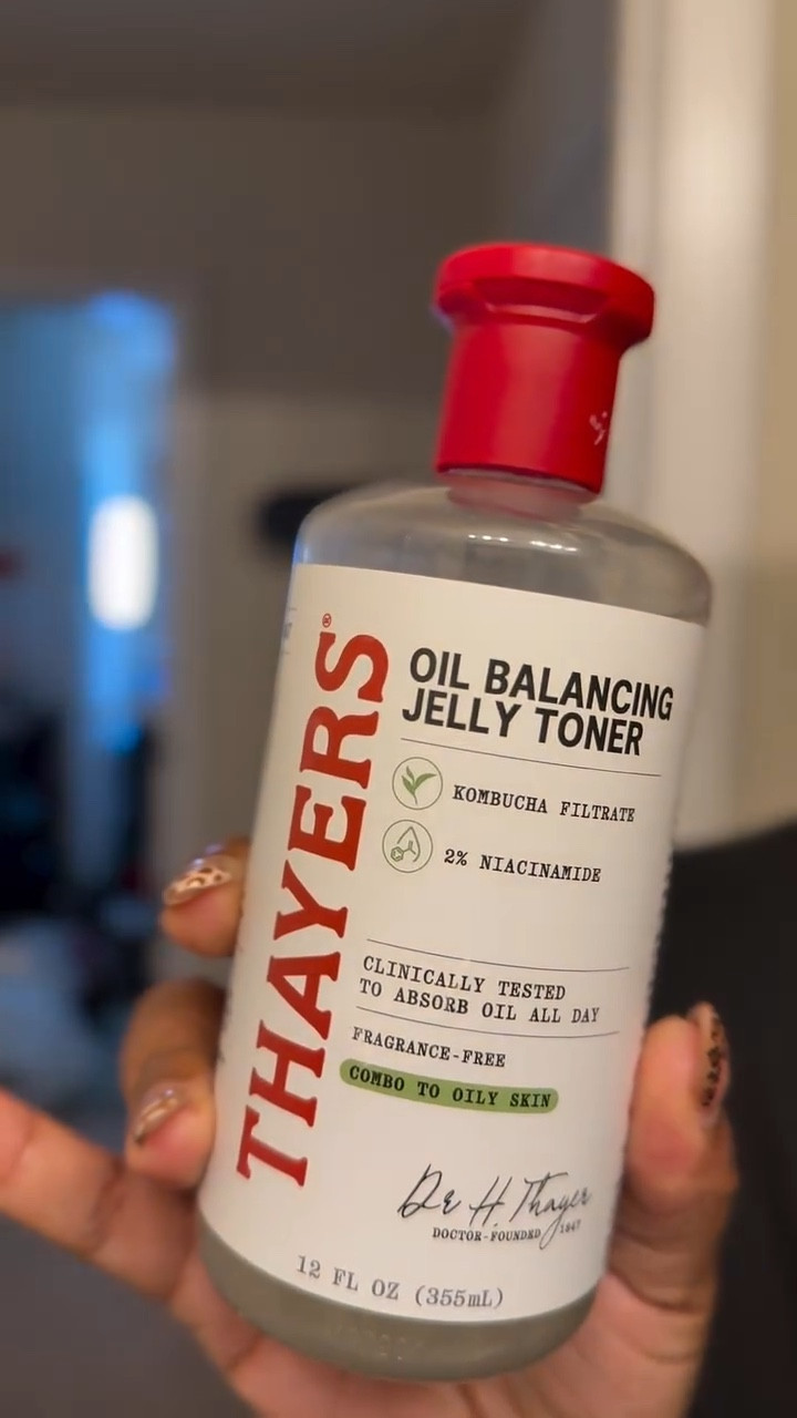 Listen, oily skin doesn’t mean you gotta walk around looking greasy OR stripped, friend 🙅🏾‍♀️ The new Thayers NEW Oil Balancing Jelly Toner has kombucha filtrate to keep your skin barrier strong + 2% niacinamide to calm the shine and smooth out your texture.

It’s giving hydration AND control at the same time 🫧. Think fresh face, no over-drying, just balanced and glowing. #Thayers #ThayersAmbassador #JellyToner

And you already know… this one is CMO approved 🌹 Drop a 🫧 if you’re ready to control the oil and still keep the glow!
