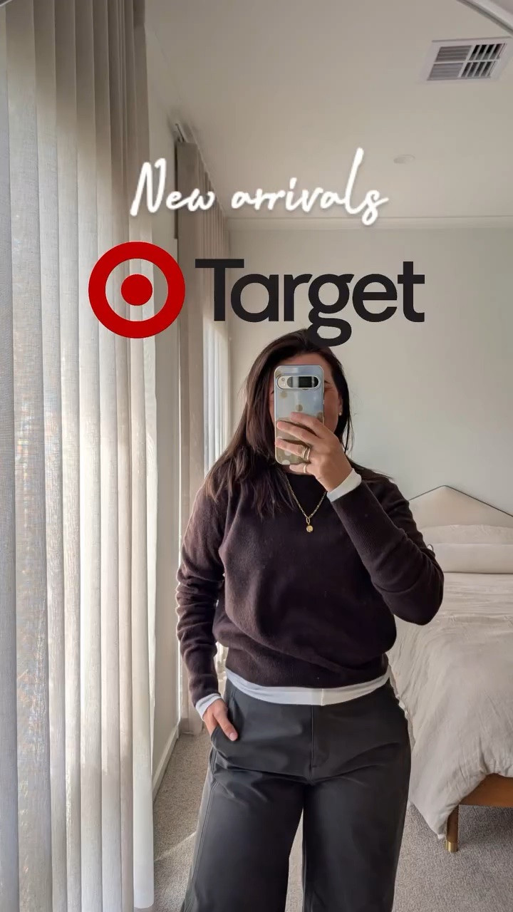Easy, elevated new arrivals @targetaus that you can throw on and go.

Comment SHOP and I'll send you my top 10 styles for the week.

From work to weekends, I'll have you sorted.

I wore these for a filming day with target and knew I needed then to integrate into my wardrobe.

$30 layering crew
$50 forward seam barrel pant
$89 cashmere crew (epic value)

#target #gift