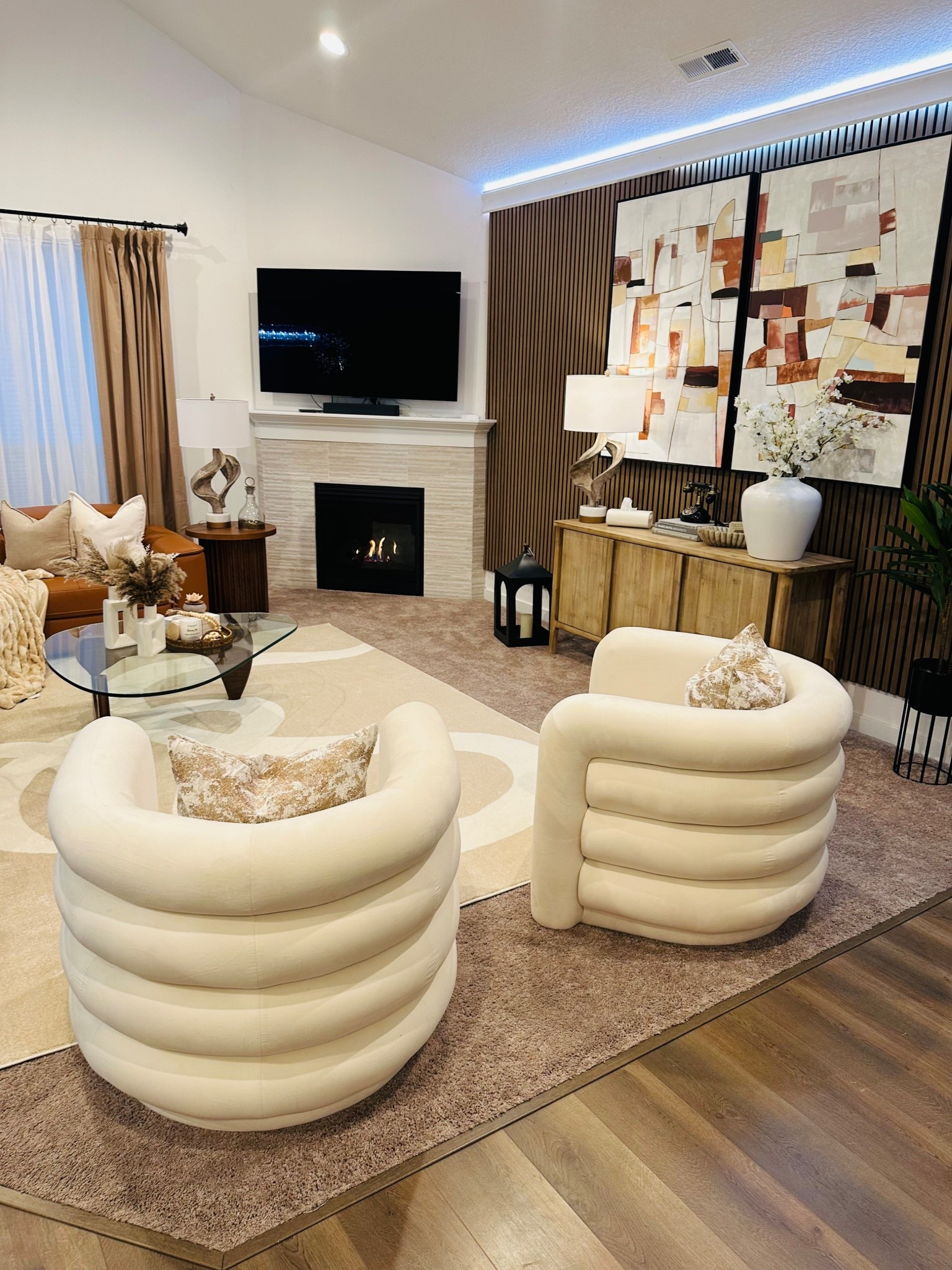 Stunning, comfortable accent chair. Chic and modern! Buy it!🔥