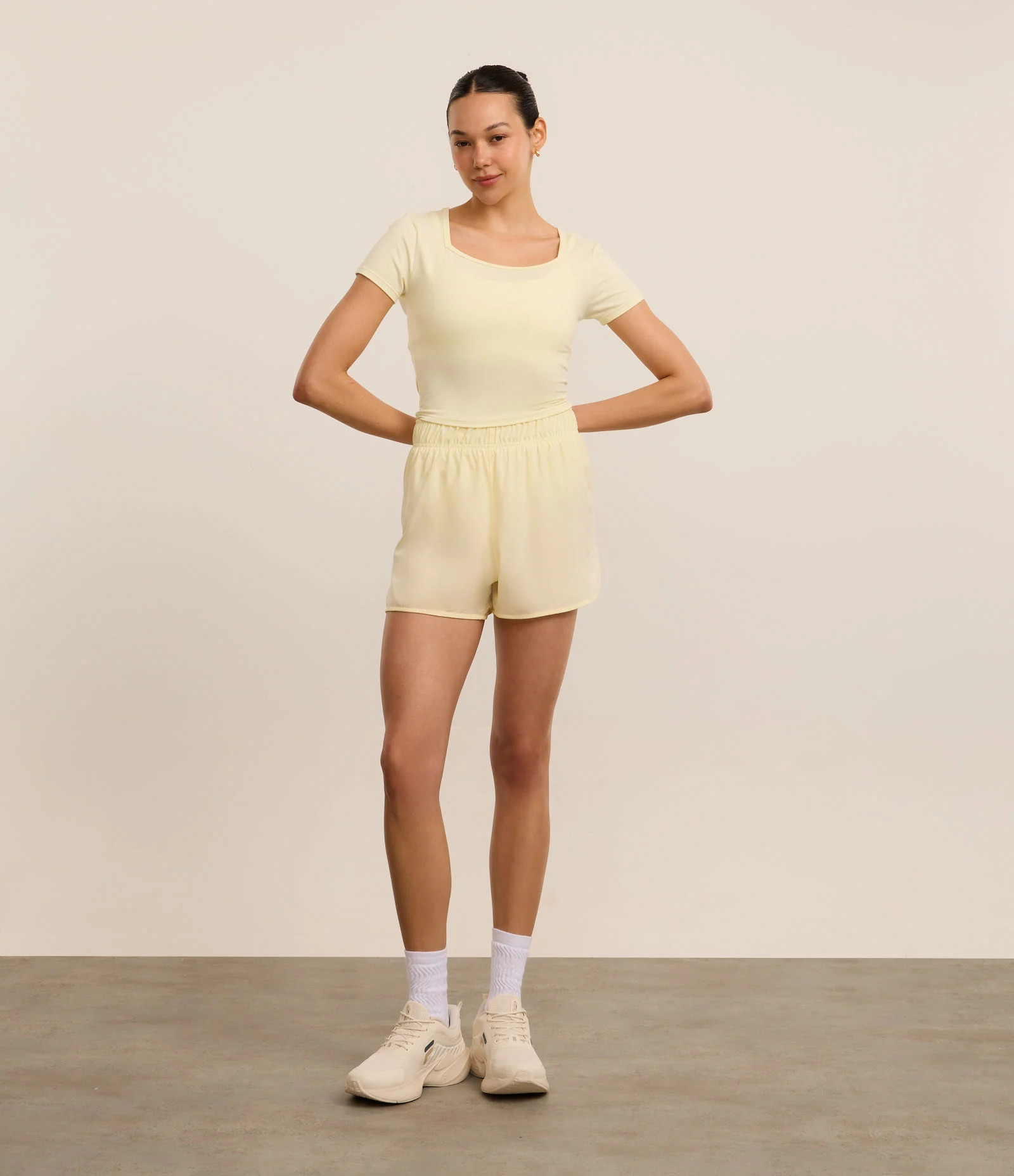 Bermuda Runner Esportiva com Bolsinho Funcional Amarelo Manteiga - Lojas Renner | Renner (BR)