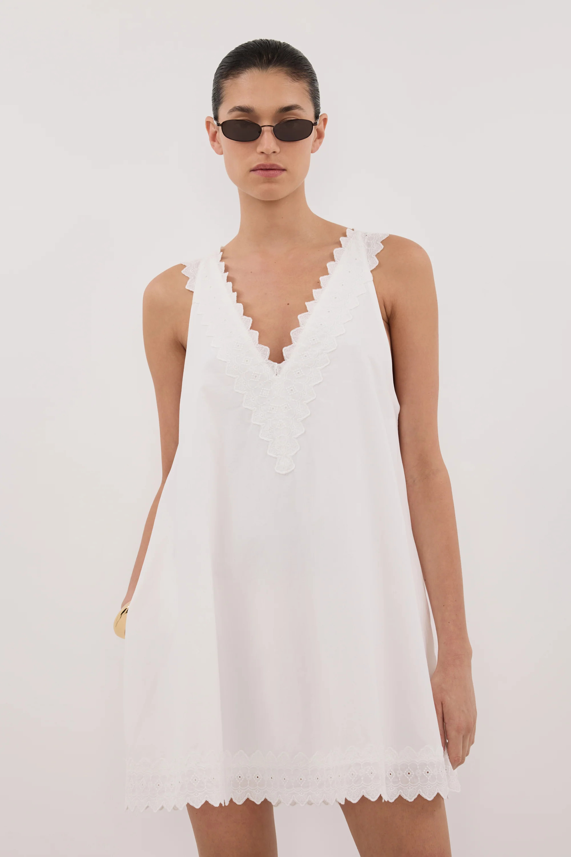 ANNABEL WHITE SLEEVELESS V NECK MINI DRESS | DISSH