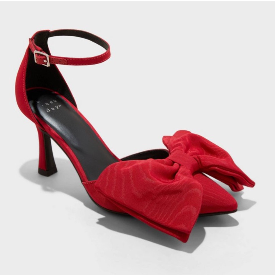 $23 Christmas heels that are to die for!



#LTKHoliday #LTKFindsUnder50 #LTKCyberWeek