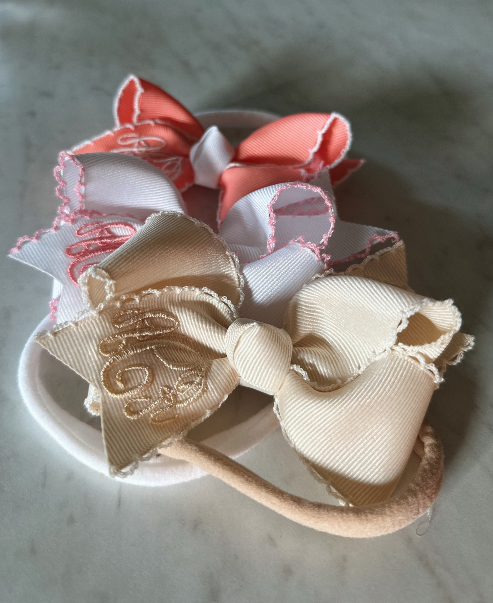Abie’s first embroidered bows 🥹 the options for colors & fonts were endless but I couldn’t help getting the timeless look! Shop all of the options at the link 🎀