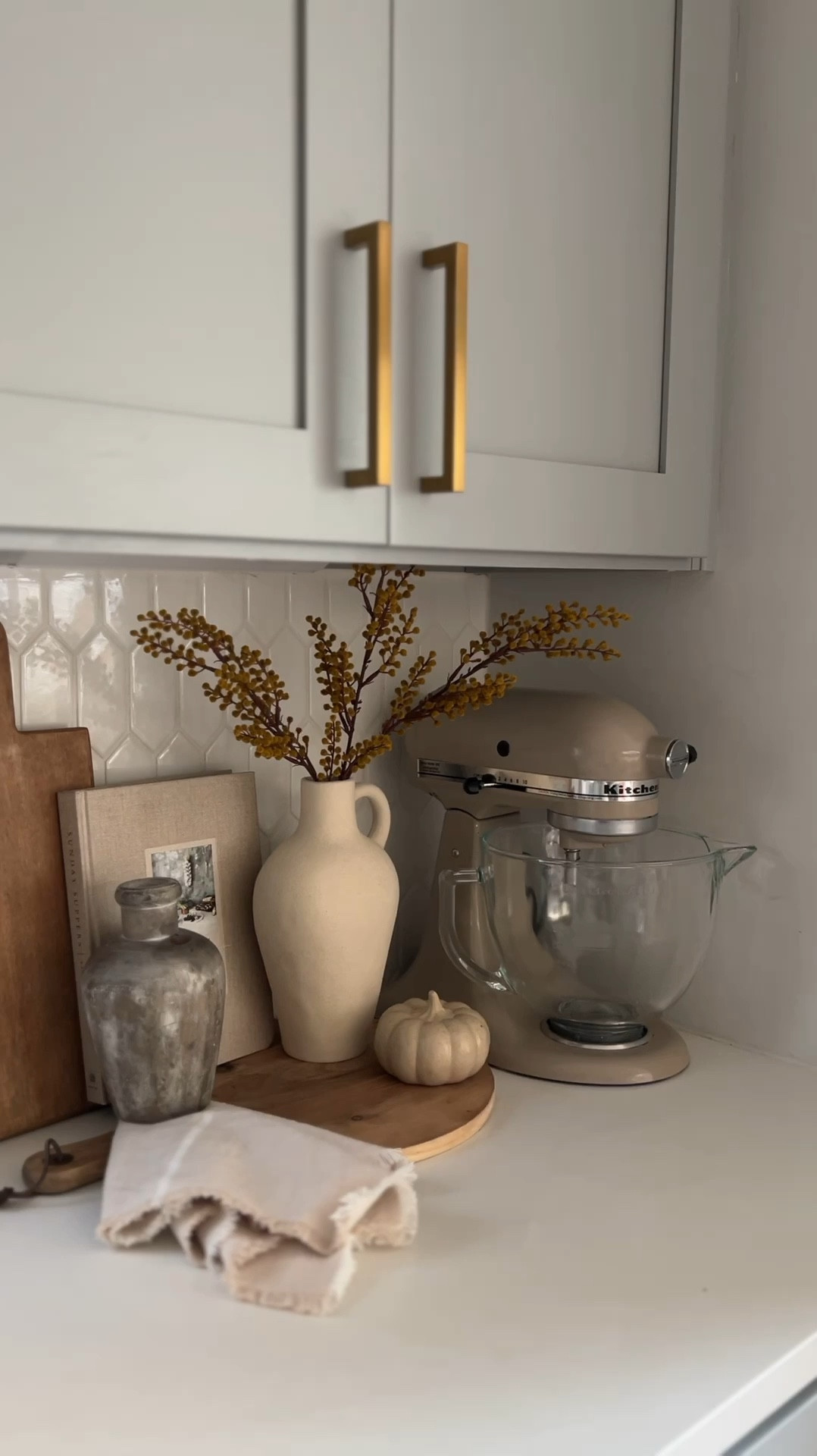 Simple Fall styling, kitchen decor, Target home, Amazon home, neutral fall decor, pumpkin, board, vase

#LTKSeasonal #LTKHome #LTKStyleTip