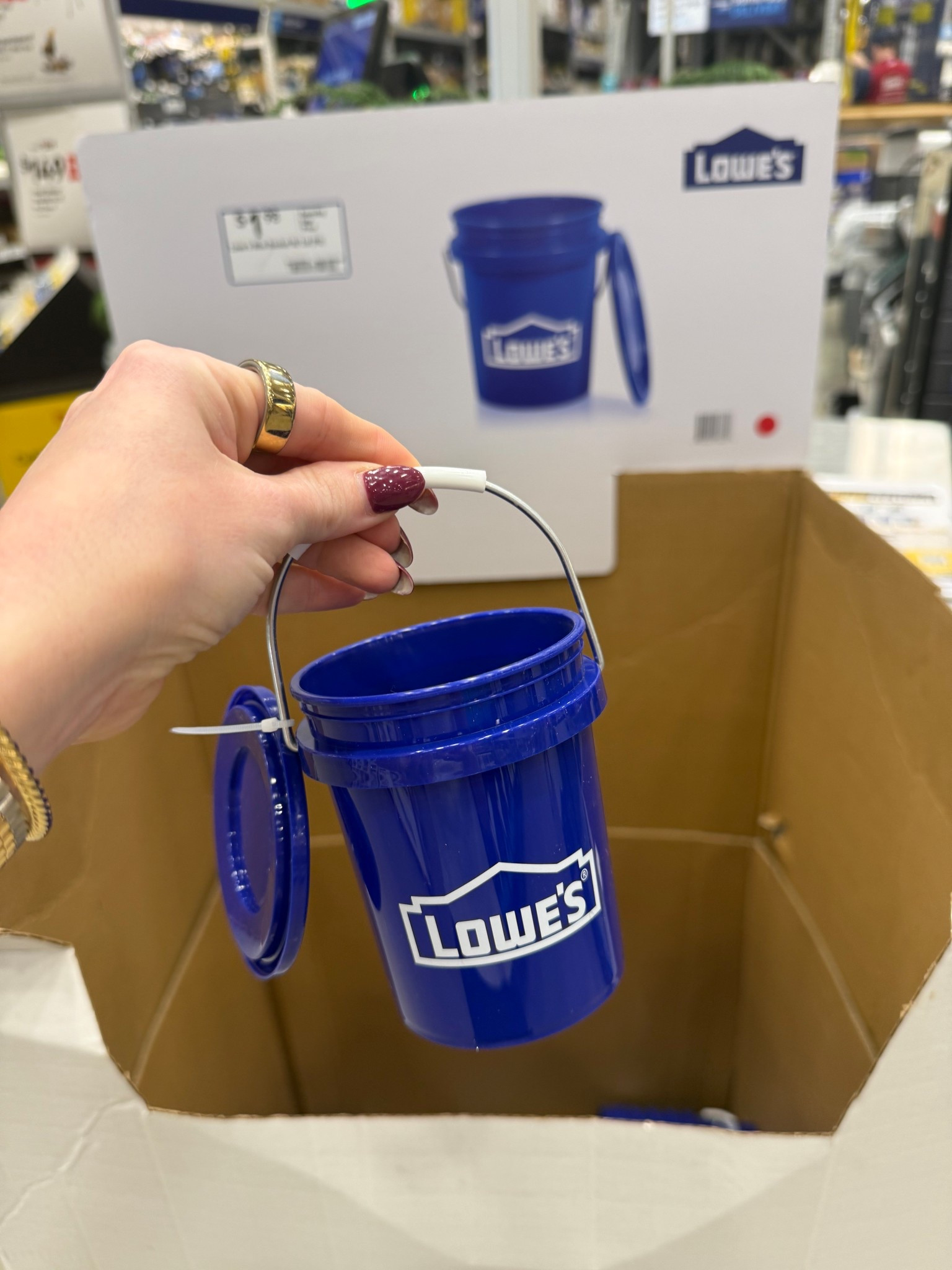 Mini Lowe’s buckets / men’s gift idea 
Fill with goodies and give as a gift basket. 
(Snacks, Lowe’s gift card, hand sanitizer, mini tools, etc)  




Gifts for him 
Men’s gifts 
Blue collar gift 
Men’s gift basket 
Coworker gift 
Christmas gift idea 