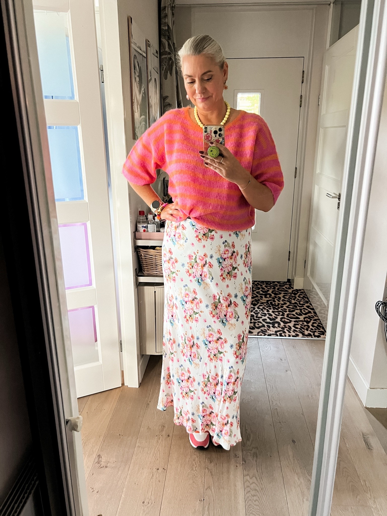 OOTD - Donderdag. Roze met oranje gestreepte wollen trui van American Vintage (M/L) op een maxirok met bloemen (L), gele kralenketting (lokale boutique) en roze met oranje Skechers.

#LTKnederlands #LTKeurope #LTKstyletip