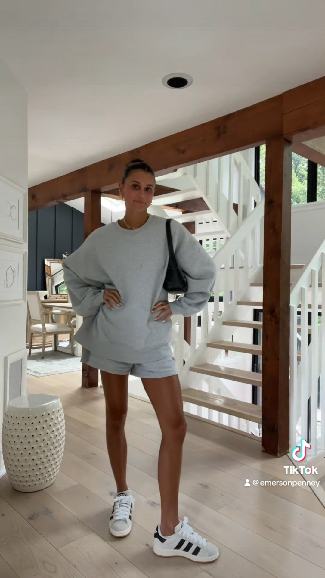 Wearing size M in shorts and XL in crewneck for an oversized look!! 
Shoulder bag: thrifted 