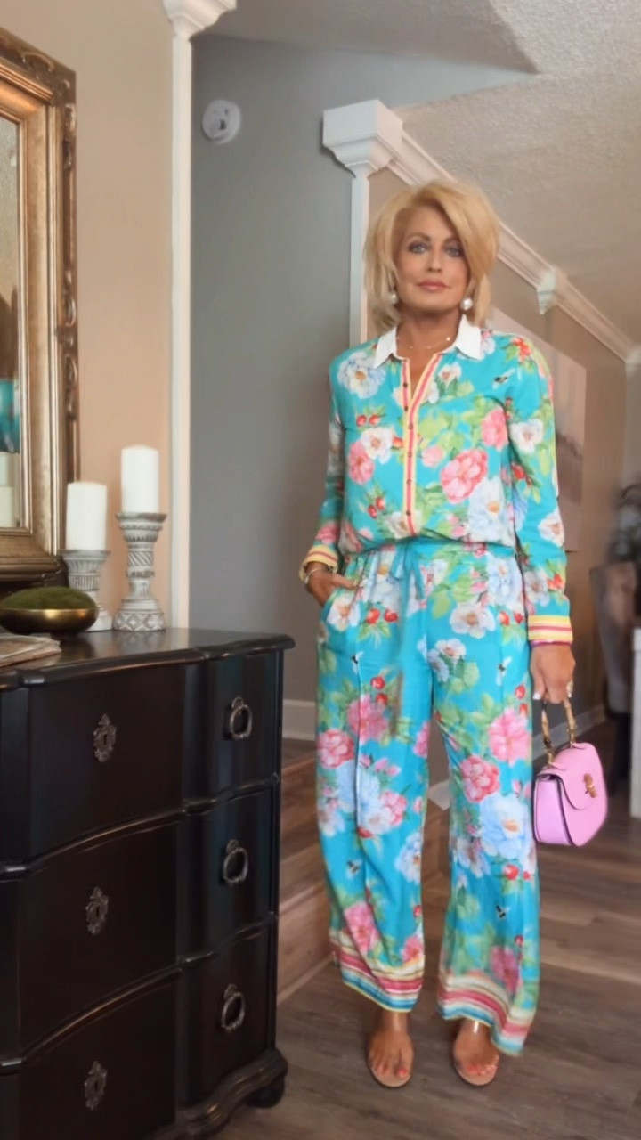 Top- I’m wearing a med 
Pants - I sized down 1 size to a sm
Shoes- size up 1/2 size & they’re so comfy 

#LTKTravel #LTKItBag #LTKStyleTip