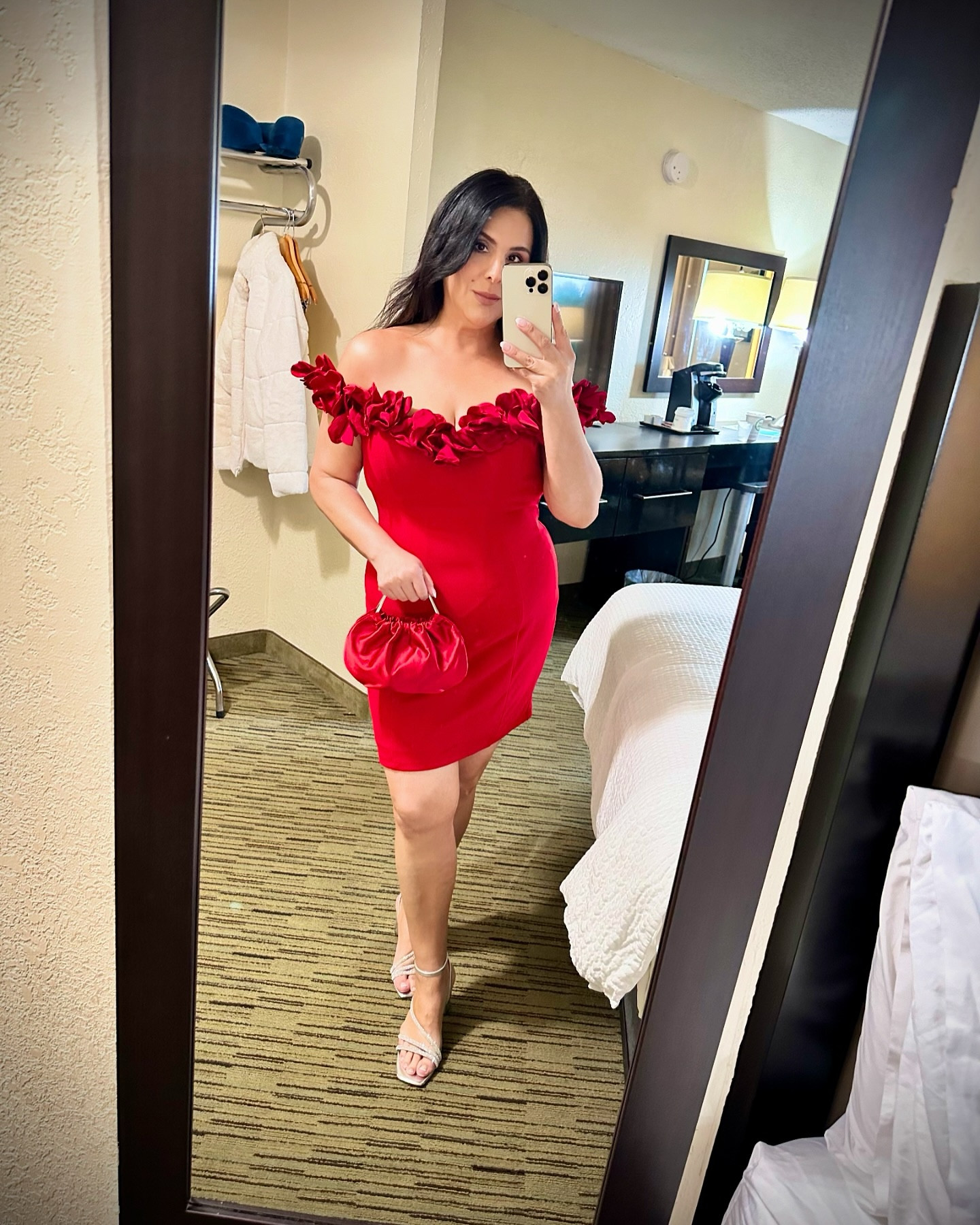 “No es solo lo que llevo, es cómo lo complemento: piel cuidada, look radiante y actitud lista para ganar. 🌟💋 #ModaYBelleza”