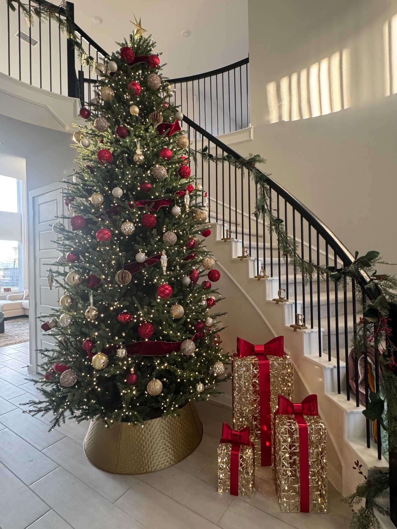 My tree collar came 😍 OBSESSED ! 🤩 

#treedecor #treecollar

#LTKSeasonal #LTKHoliday #LTKHome