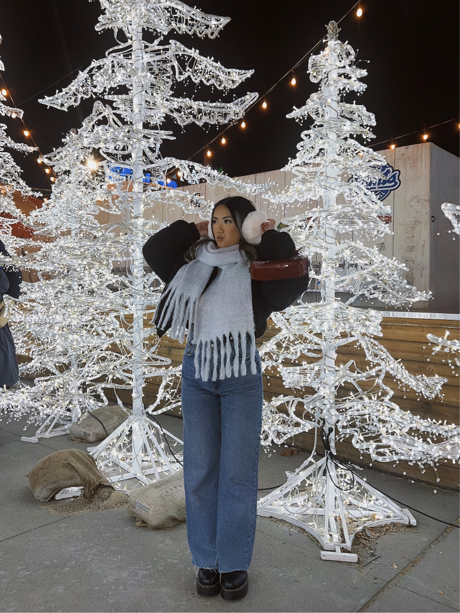 Warm winter fit ❄️🧣✨

Puffer @ shein
Jean @ Zara (can’t link)
Scarf @ H&M
Earmuff @ gifted (so idk where😭)
Shoes @ dr.martens
Bag @ Amazon

#LTKstyletip #LTKHoliday #LTKSeasonal
