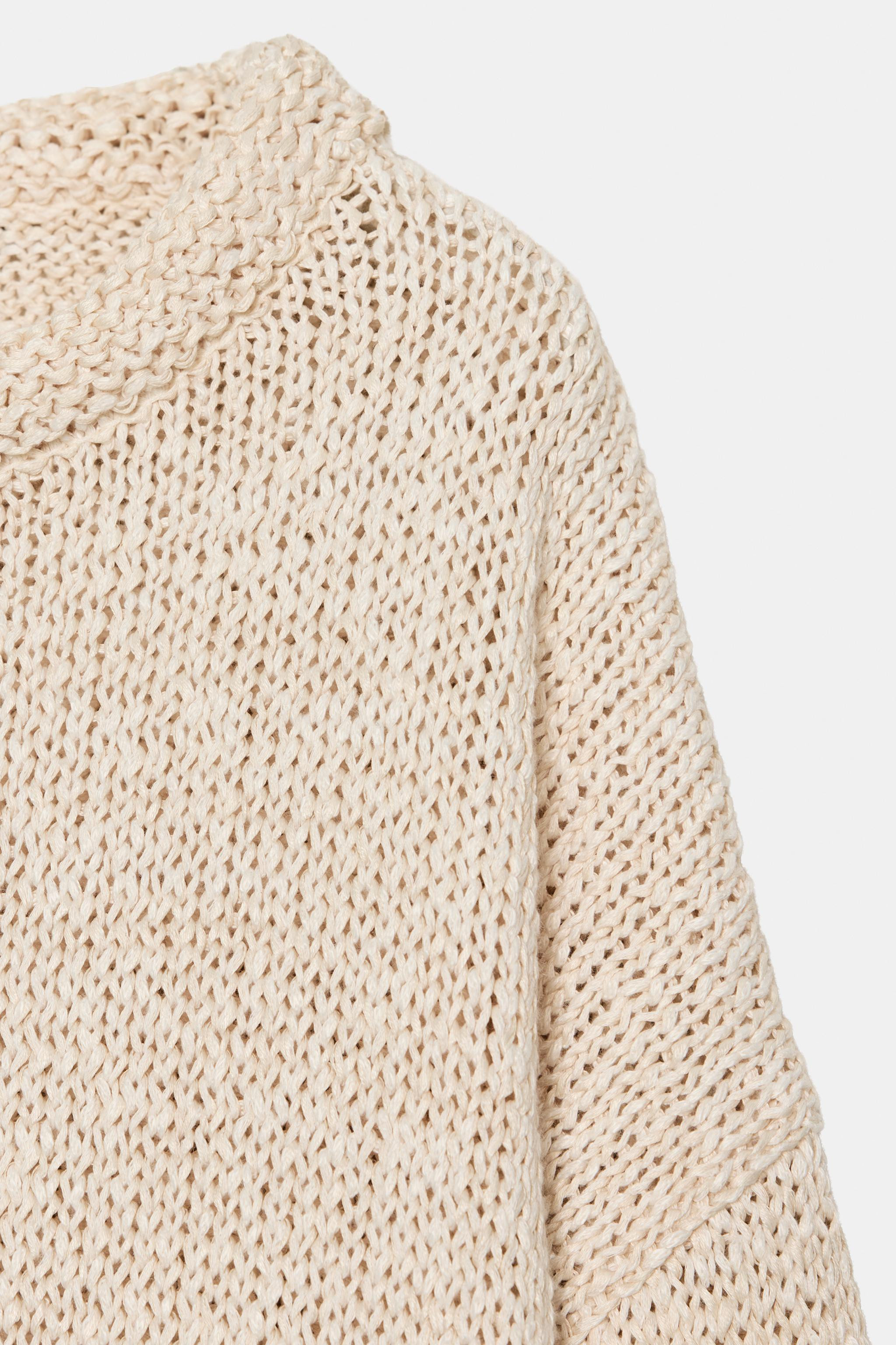 Long sleeve jumper with a round neck and asymmetric hem. | Zara FR