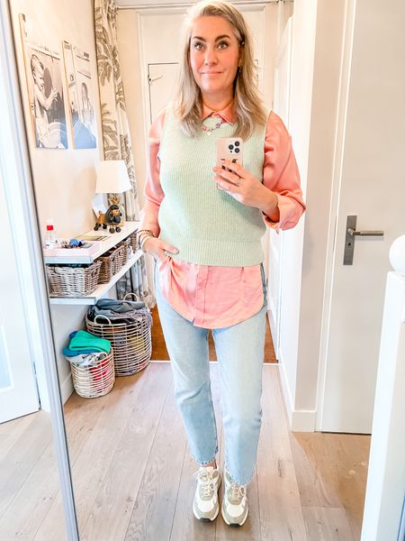 Outfits of the week 

A dusty pink satin blouse (L) under a mint green Spencer (M) paired with light blue straight jeans (Zara,44), chunky sneakers and a layered necklace. 



#LTKeurope #LTKcurves #LTKworkwear