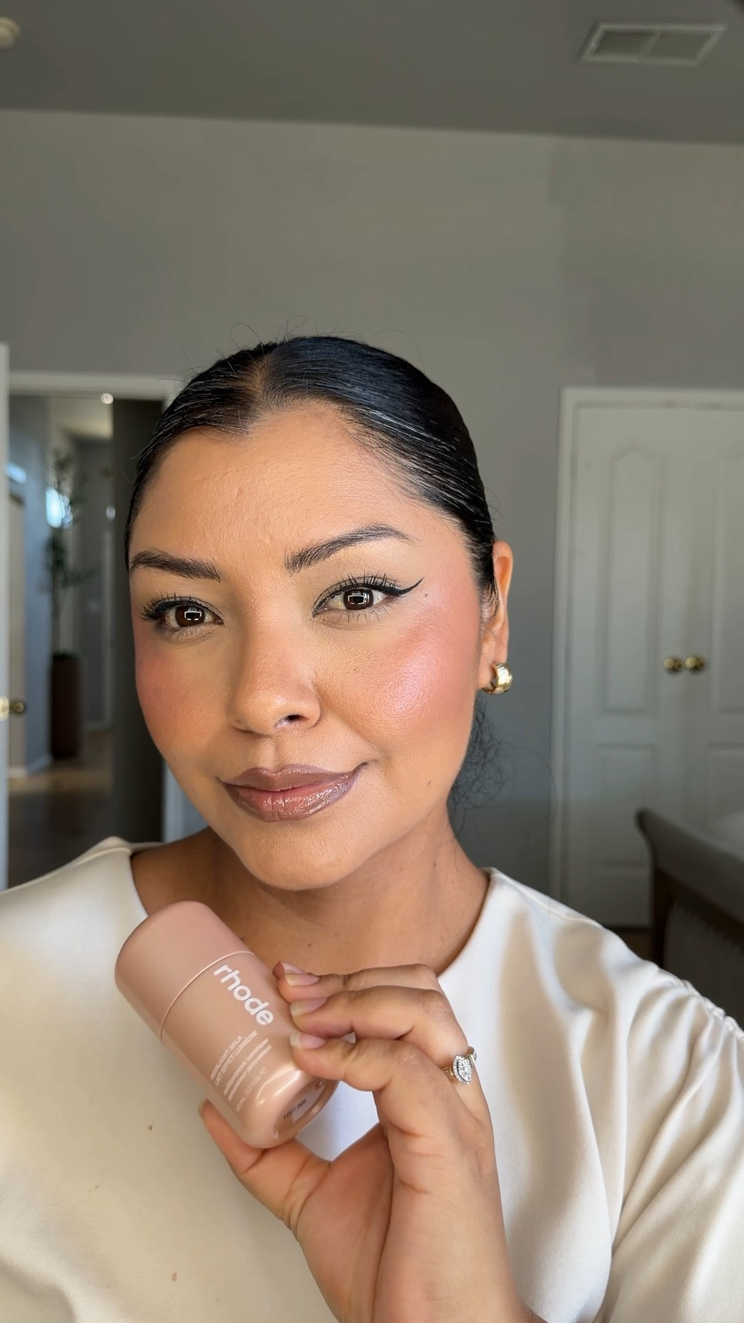 I’m obsessed with highlight Rhode 

#makeup #glowymakeup