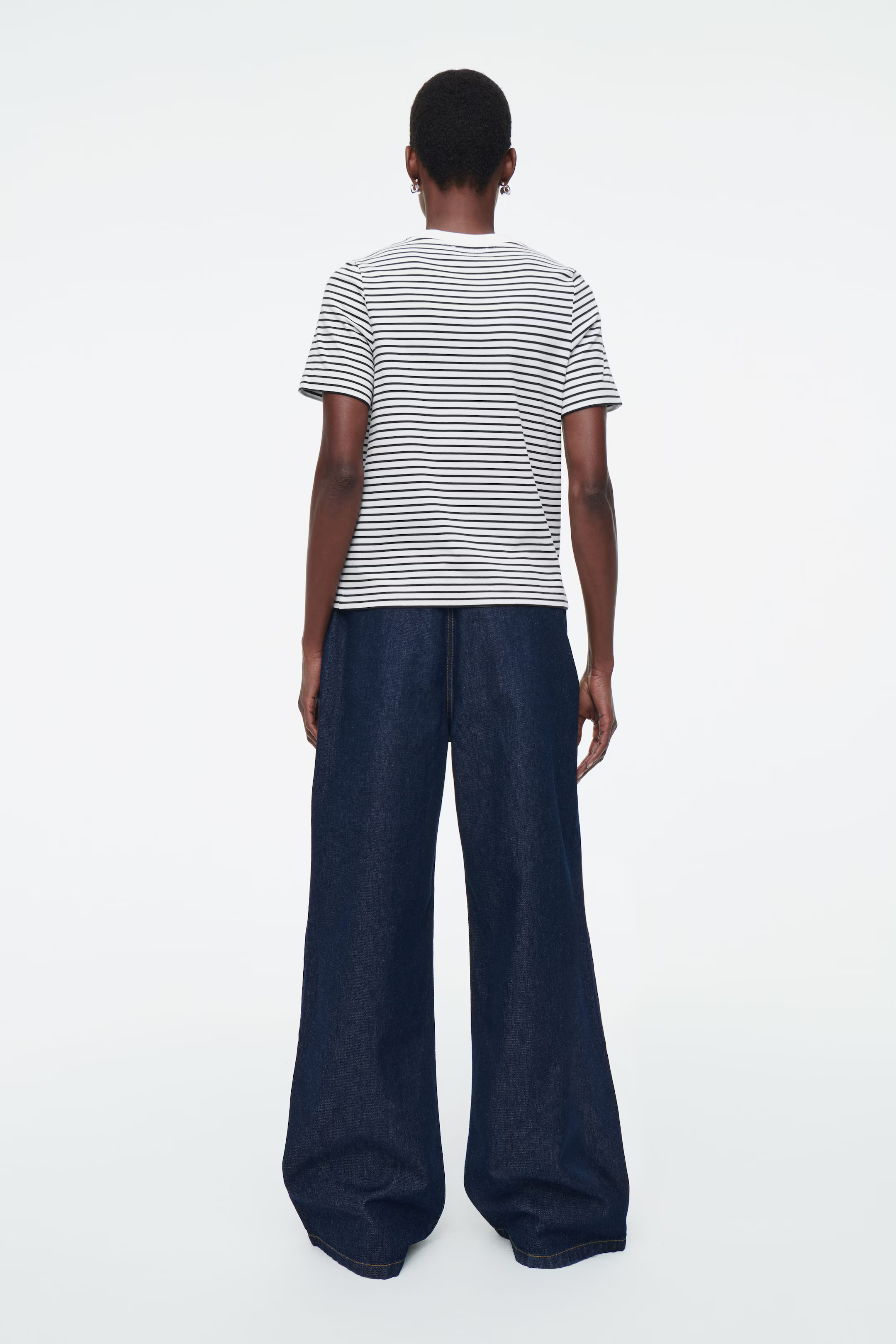 T-SHIRT REGULAR ÉLÉGANT - BLANC CASSÉ / NOIR | COS (EU)