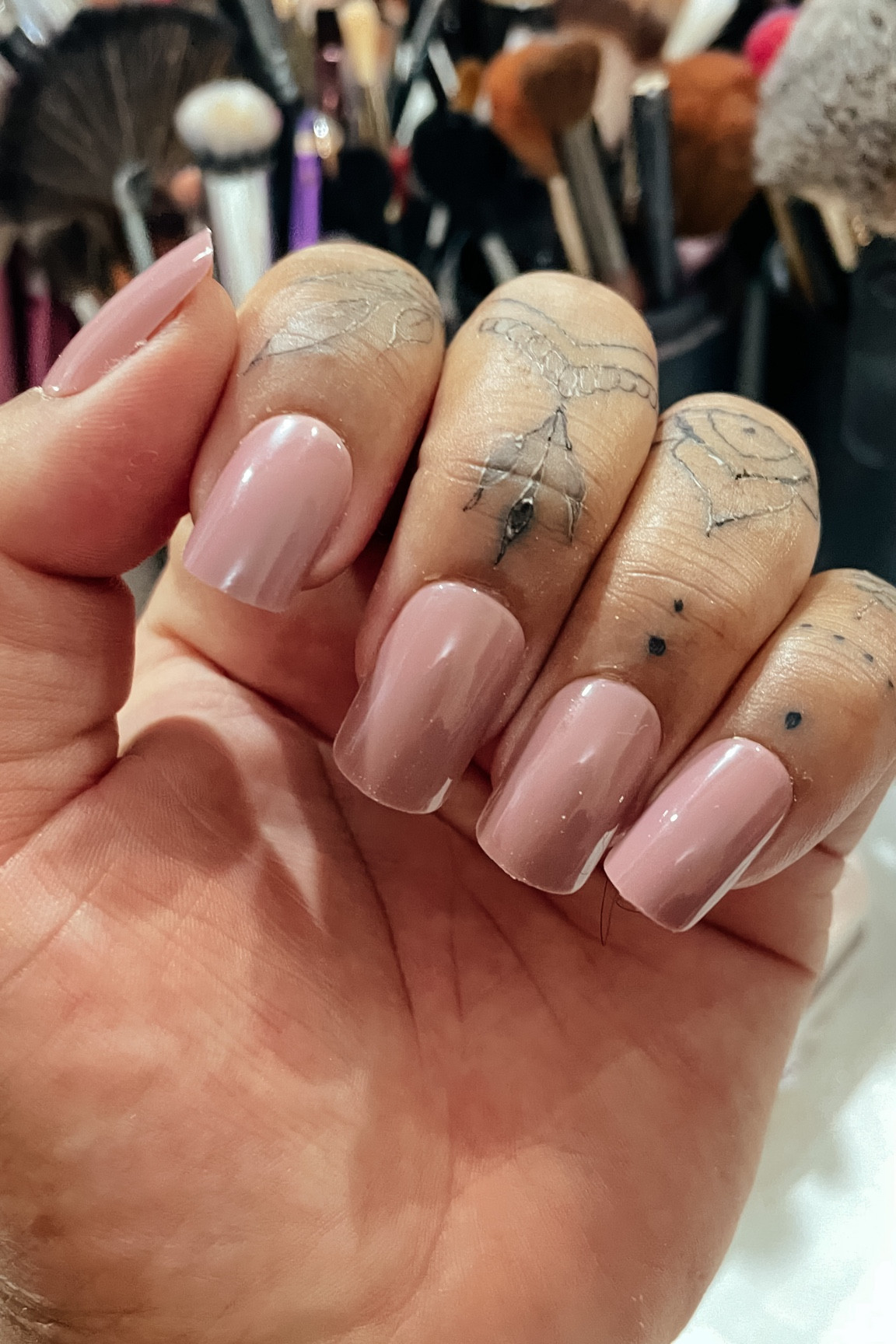 As Unhas Autoadesivas da Absolute New York x
InstaBeauty Magicquick foram especialmente desenvolvidas em várias versões coloridas, tendo uma aplicação rápida e segura!
- Leve.
- Não necessita de cola.
- Dura até 7 dias.
- Ultra brilho.
- Contém 24 unhas / 12 tamanhos, 1 mini lixa, lenço preparador e 1 mini palito para unha.
Como Usar:
- Selecione os tamanhos ideais para as suas unhas naturais.
- Use o lenço preparador incluso para remover os resíduos e óleo das unhas naturais.
- Após alinhar a aba do adesivo à cutícula, retire a película protetora e pressione a unha após alinhar na parte da cuticula
Remoção:
Não remova à força, use um removedor de esmalte ao redor das bordas das unhas e empurre-o com cuidado.
Não use em caso de inflamação ocular ou conjuntivites.
Compre agora

#LTKunder50 #LTKunder100 #LTKbeauty