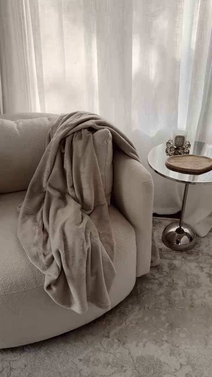 My throw blanket has over 100k reviews! Certain colors and sizes are part of prime day ✨ #stylinbyaylin #aylin