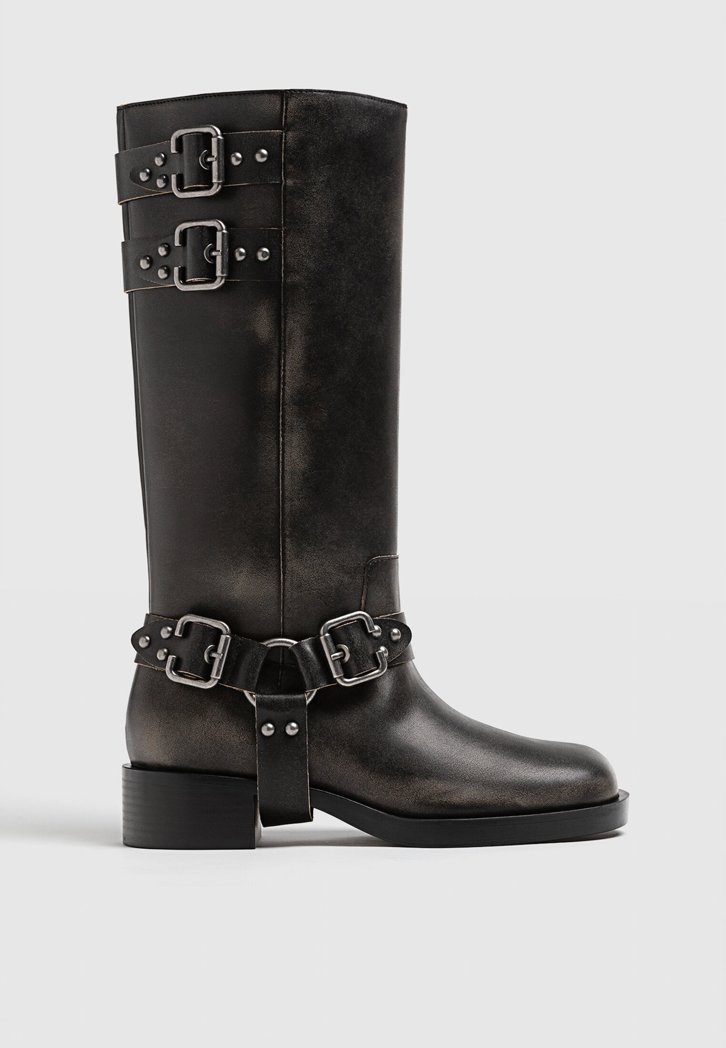 Flat distressed boots with buckles | Stradivarius (UK)