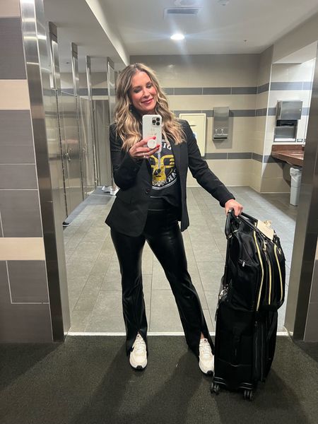 Best pants ever. I just ordered another pair as these have been my go-to for 18 
Months. Size medium is what I’m wearing. 

The VB blazer is worth every penny. I have this blazer for 6 years. I’m a size 6 in the blazer. 