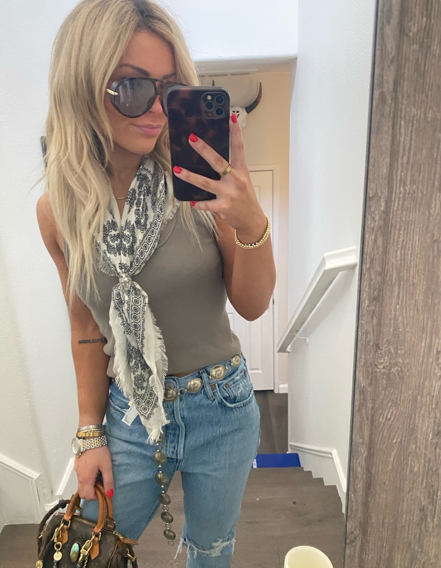 My fave ribbed tanks! Wearing a size small + 25 in jeans 💫

Belt is Child of Wild & bag is Leather and Vodka