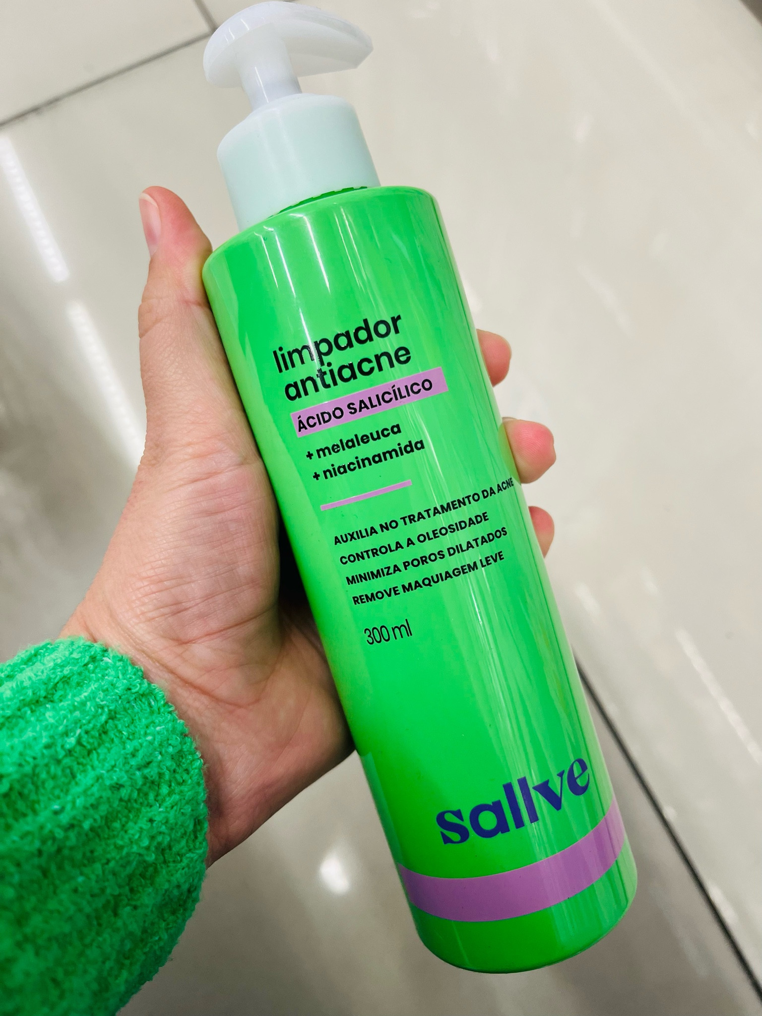 Quem tem a pele com tendência a acne levanta a mão 🙋🏻‍♀️ 
A #Sallve conta com uma linha exclusiva para nossos cuidados com a pele.

Hoje trouxe esse limpador que ajuda a controlar a oleosidade. E de bônus, ainda estou deixando outros produtos da mesma linha para completar os cuidados 🤩

#LTKbrasil #LTKbeauty