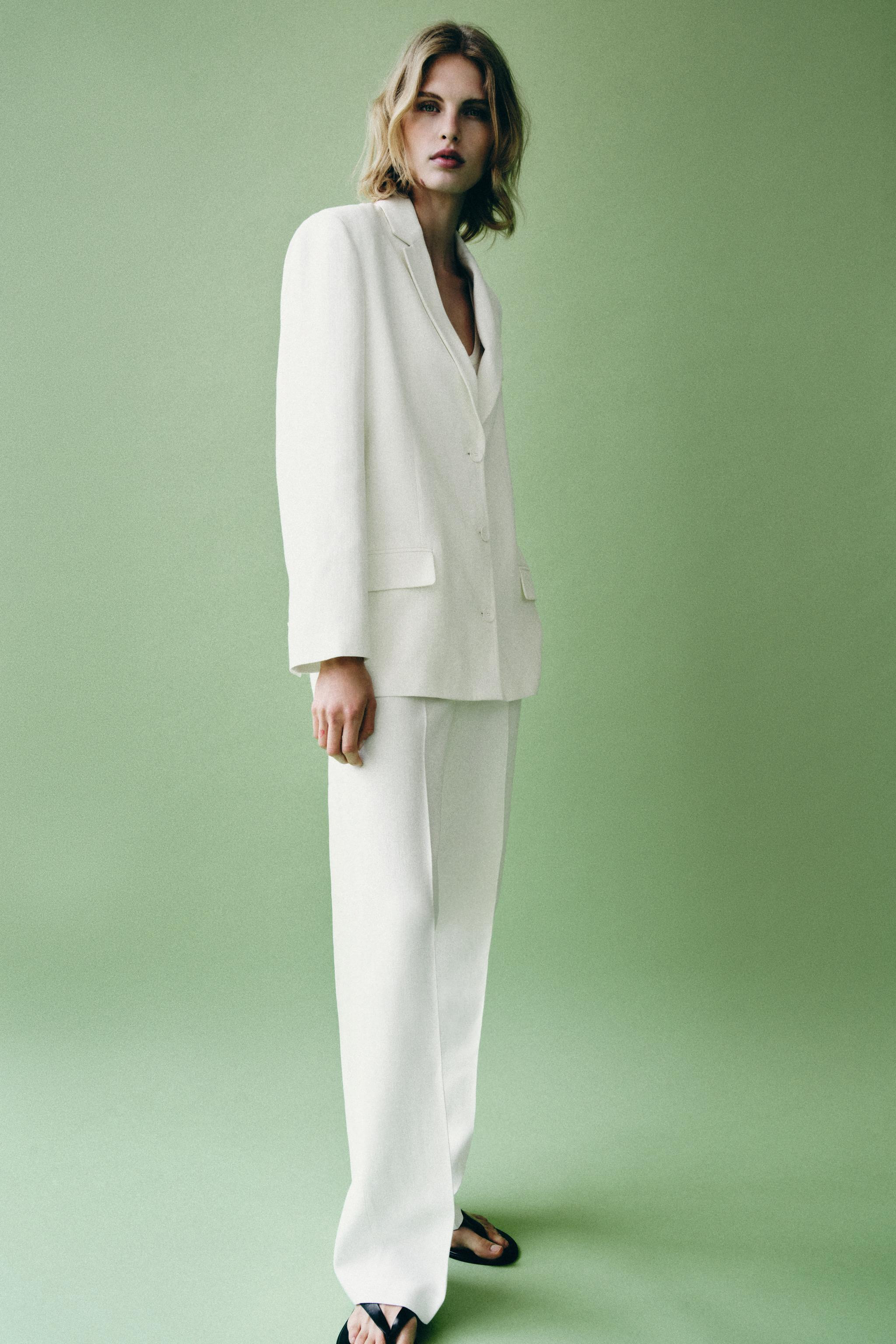 Gr\u00f6\u00dfe des Models: 179 cmZARA WOMAN COLLECTIONBlazer aus Leinenmischgewebe (21%). Revers... | Zara DE
