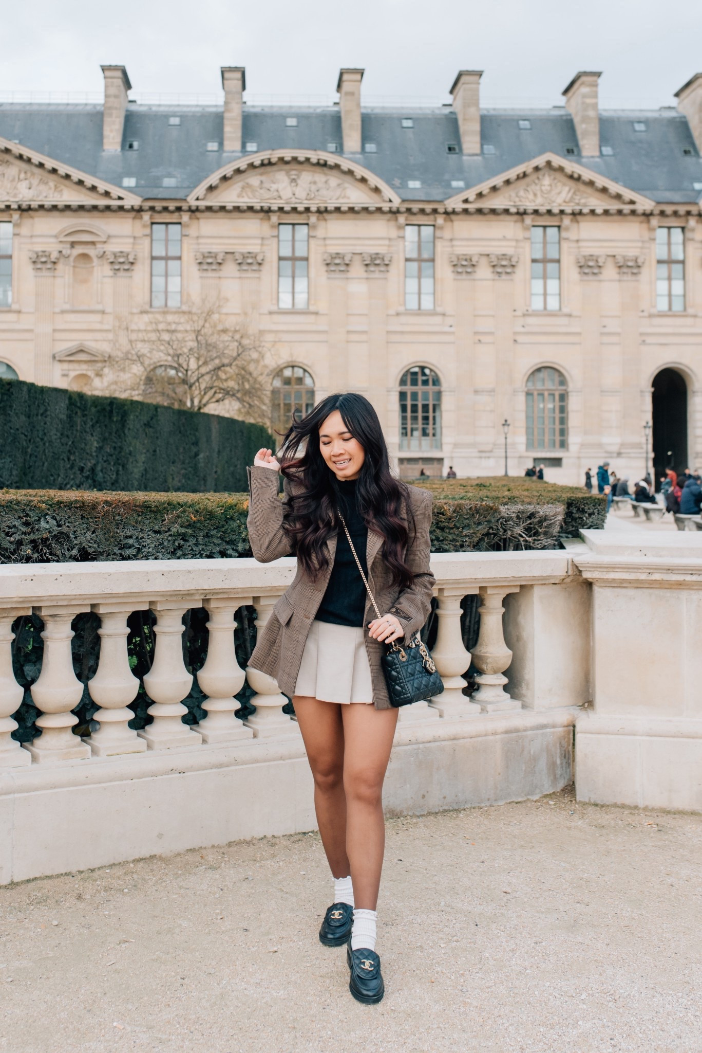 I absolutely love this blazer from Aritzia! It cinches at the waist and so flattering! 