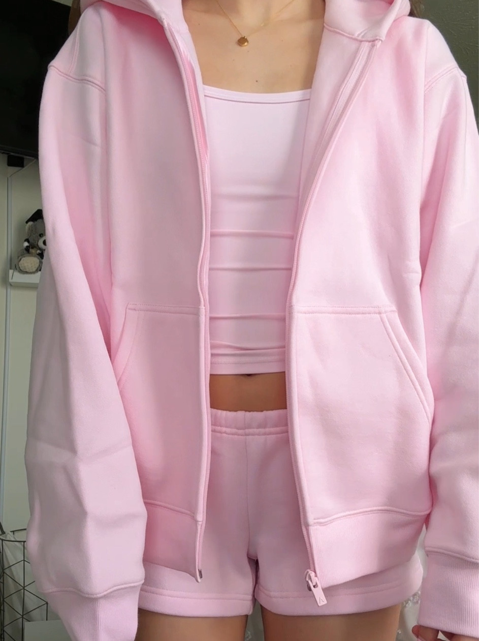 Aritiza villa pink set🎀
Size large in hoodie
Size xs in shorts and tank