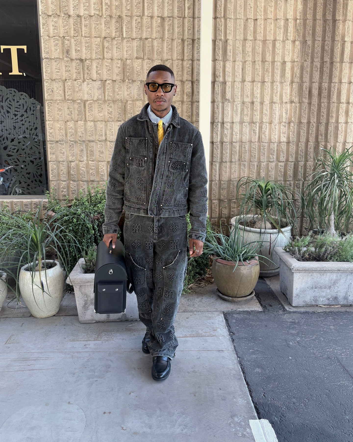Me for @madmanlosangeles — styling the Madman Carpenter Jacket and Carpenter Pants.
Elevated workwear, tailored for the everyday. 🖤

Shirt: @zara @zaraman 👕
Tie: @otaa 👔
Bag: @the.disillusioned
