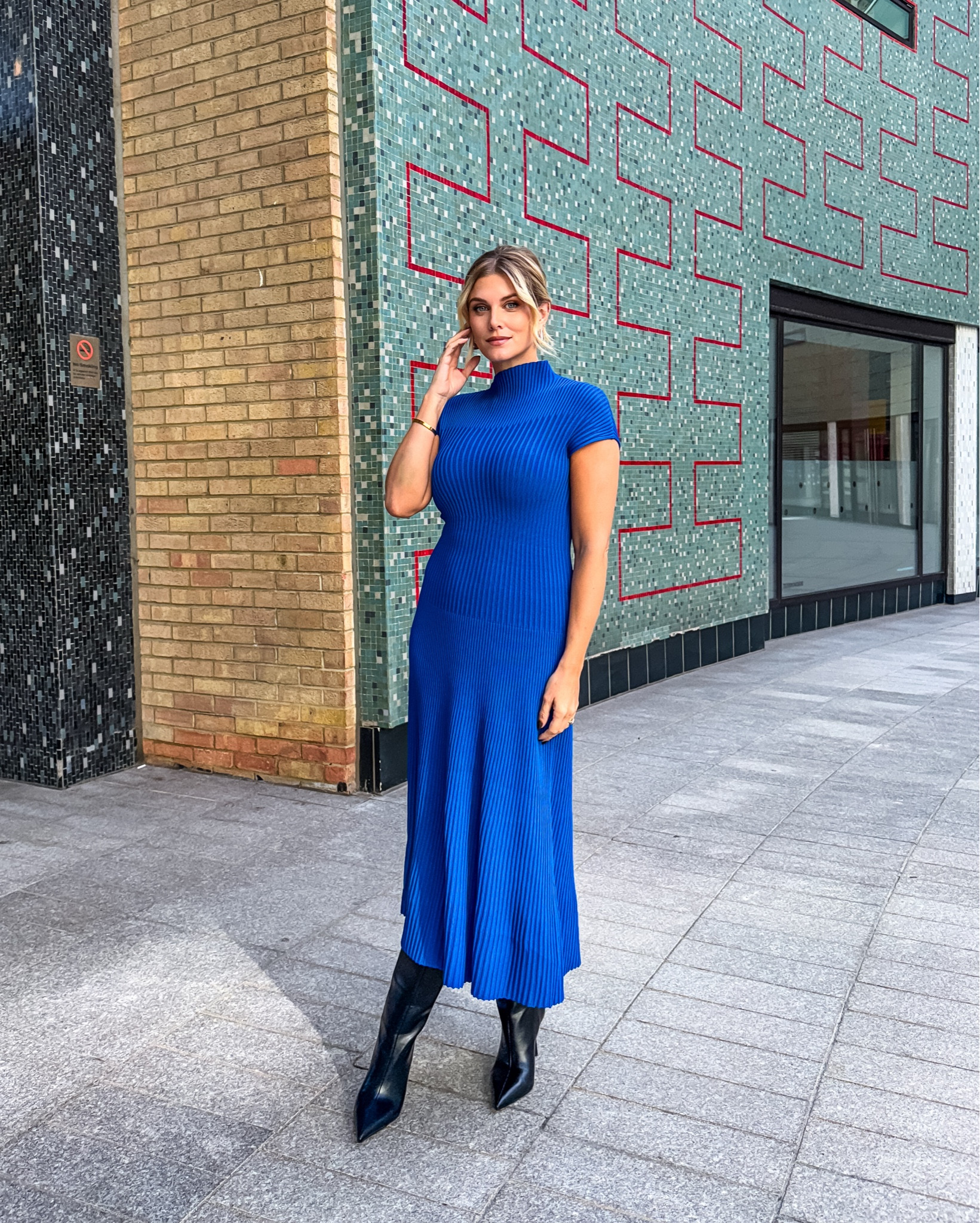 Guys the colour of this high neck knit dress!! Isn’t it everything 😍 I’m really into this shade of blue for Autumn! It’s from Karen Millen ❤️

The black knee high heeled boots are Charles & Keith and the silver chunky earrings are Missoma! 🩵
