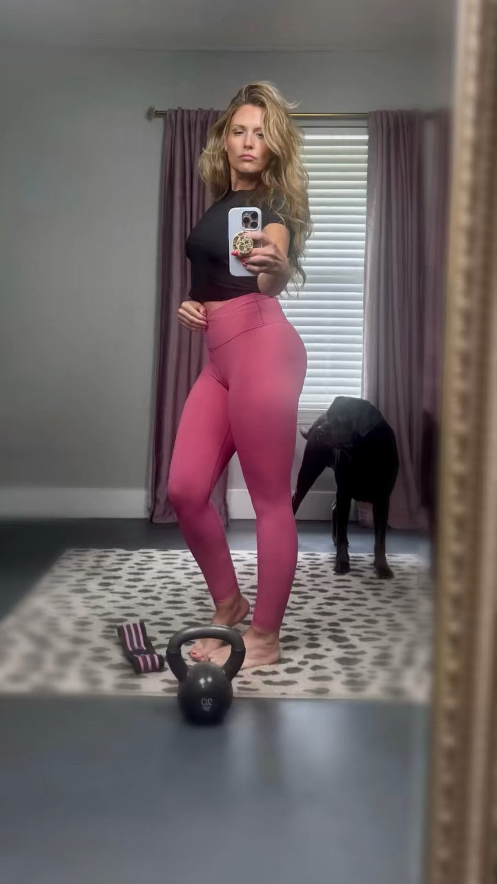 Serving curves in these leggings… but Jaxx back there reminding you he is here too! 🤎🐾

#LTKfitnessgoals #LTKActive #LTKOver40