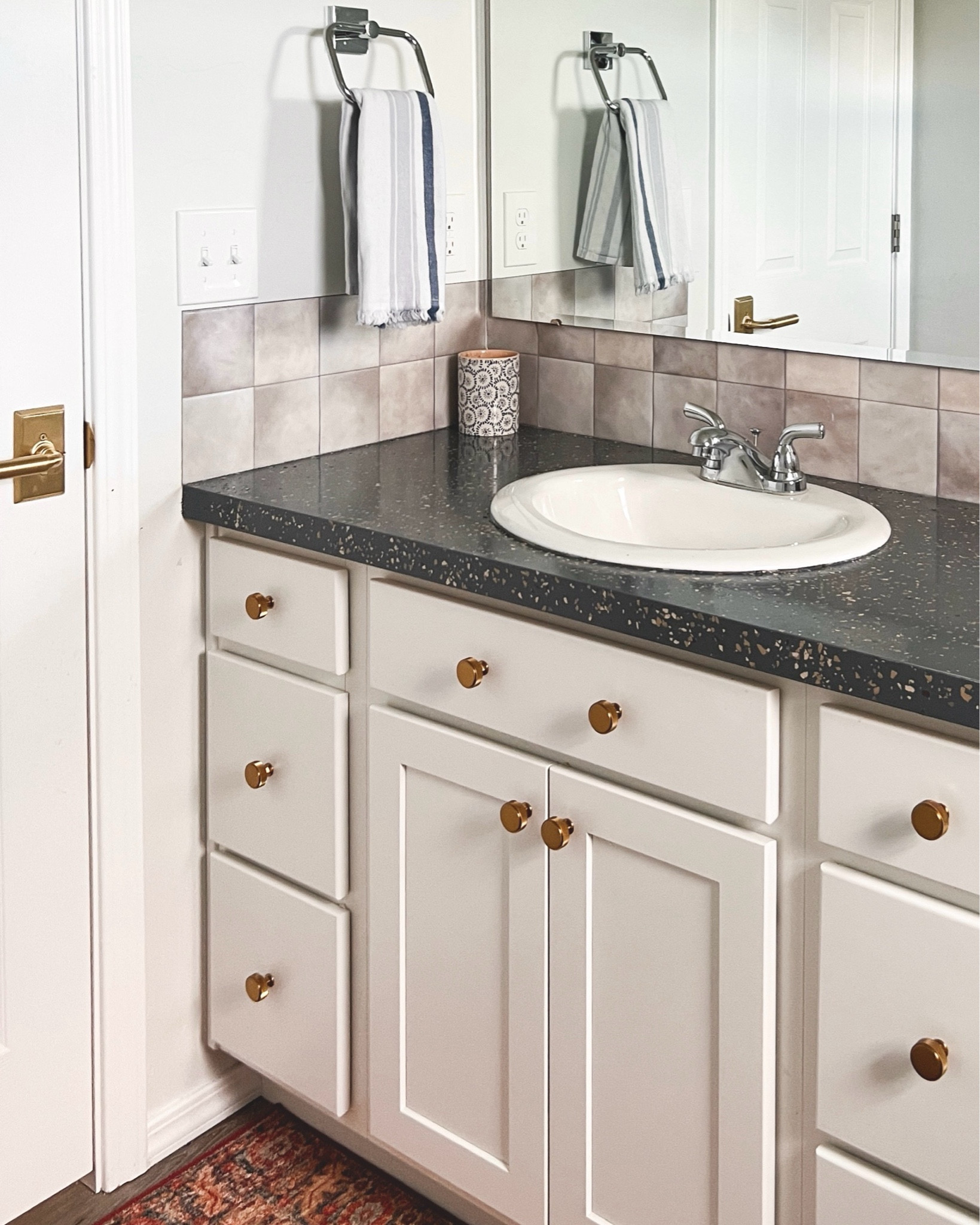 Affordable bathroom updates! Cabinet knobs // vanity light // peel and stick backsplash tiles // countertop paint // home improvement // remodel // powder roomm

#LTKHome