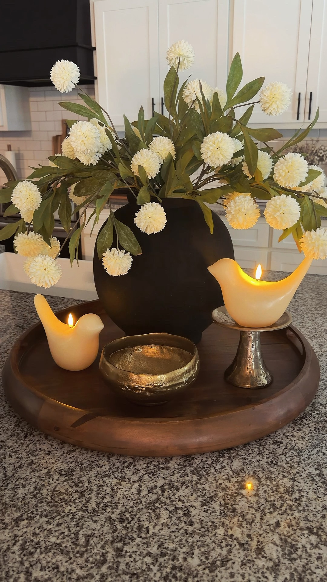 A tray. A little height. Something soft. And a piece with personality (hi, birdies 💕).

I didn’t overthink this—just grabbed a tray, a vase, added some stems, and layered in a few pieces I love. Mission accomplished  