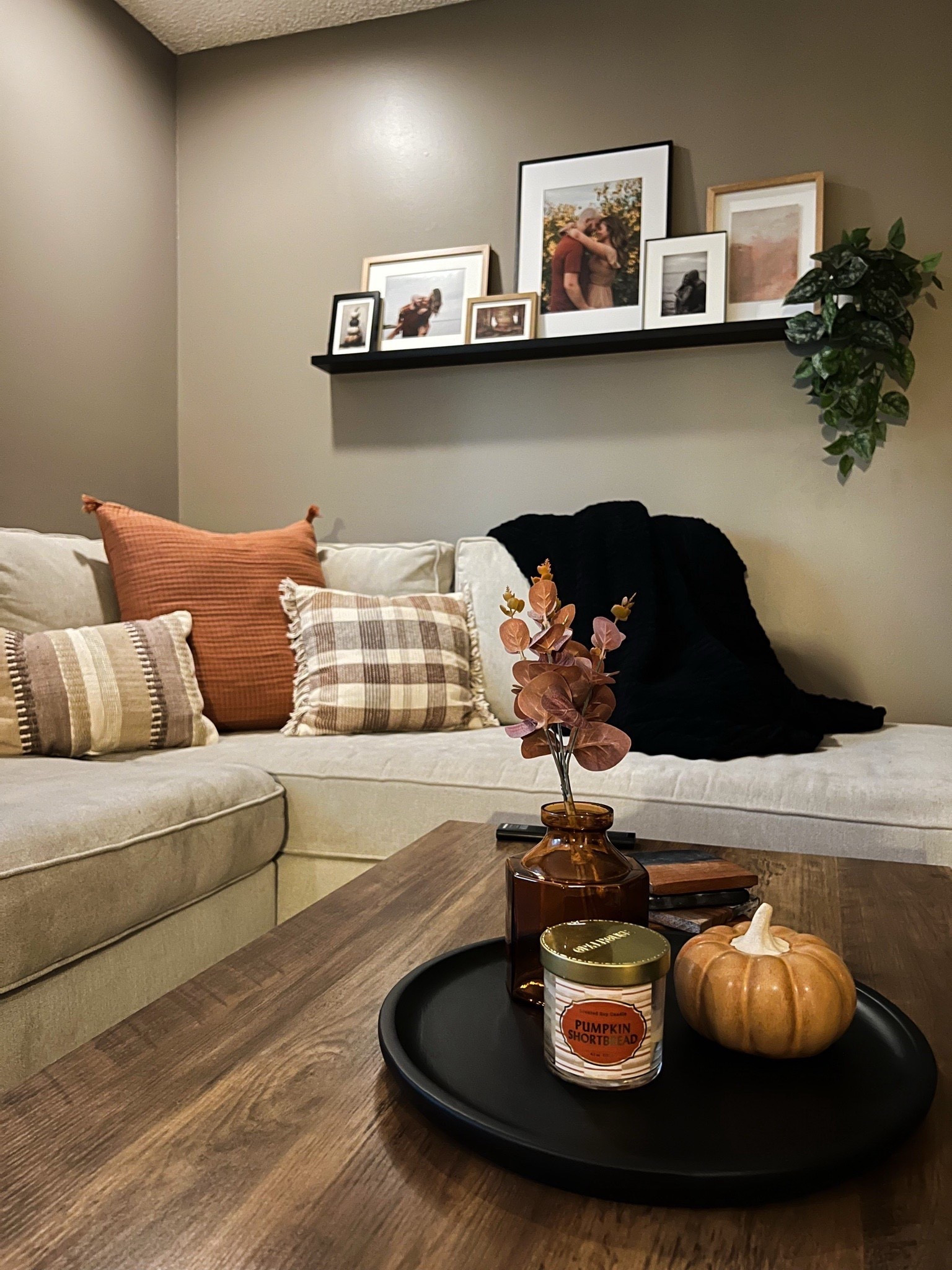 Simple modern fall living room decor 

Throw pillows, coffee table styling, floating shelf

#LTKHalloween #LTKHome #LTKSeasonal